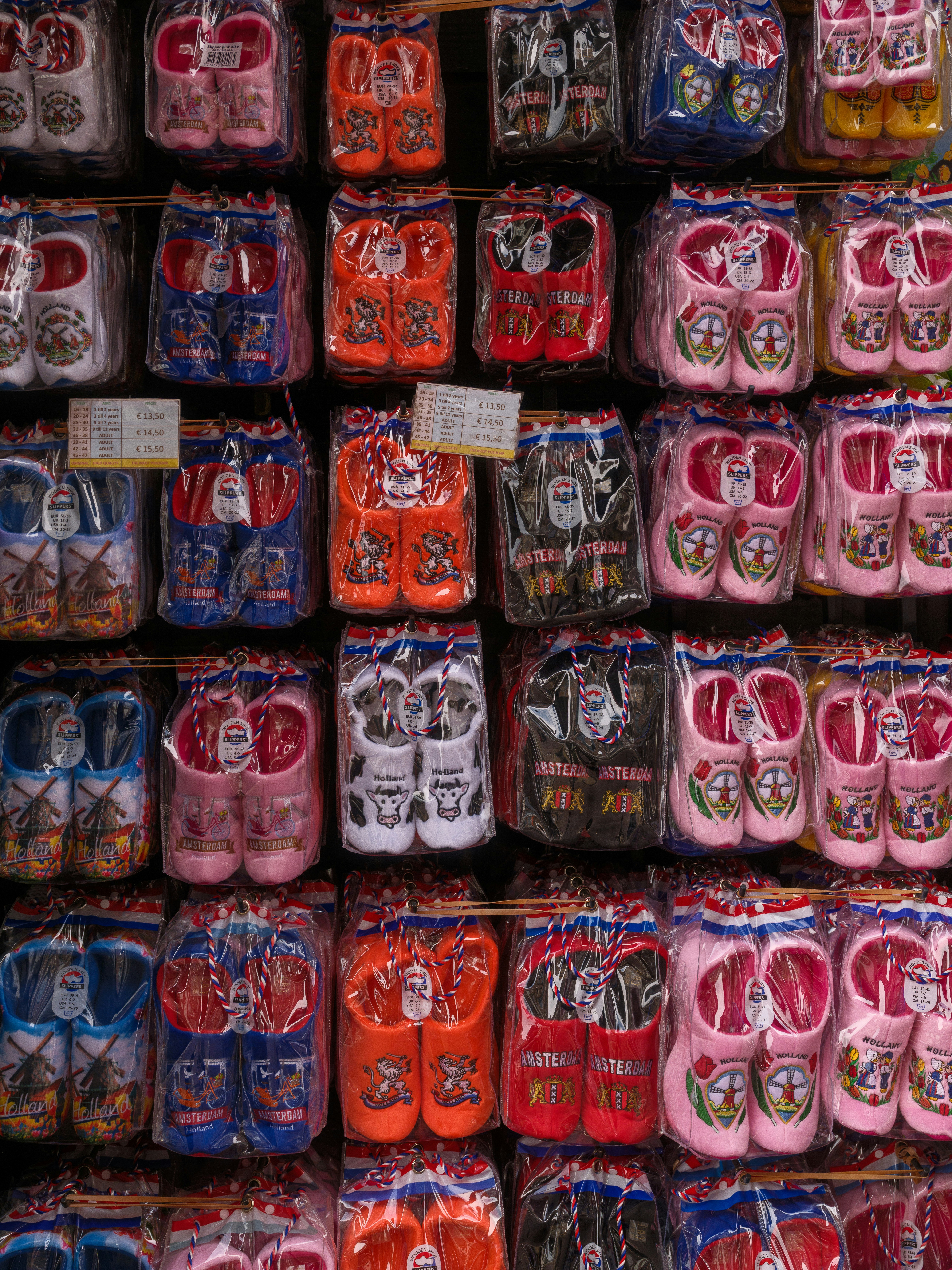 Filas de zapatos de bebé envasados en varios colores