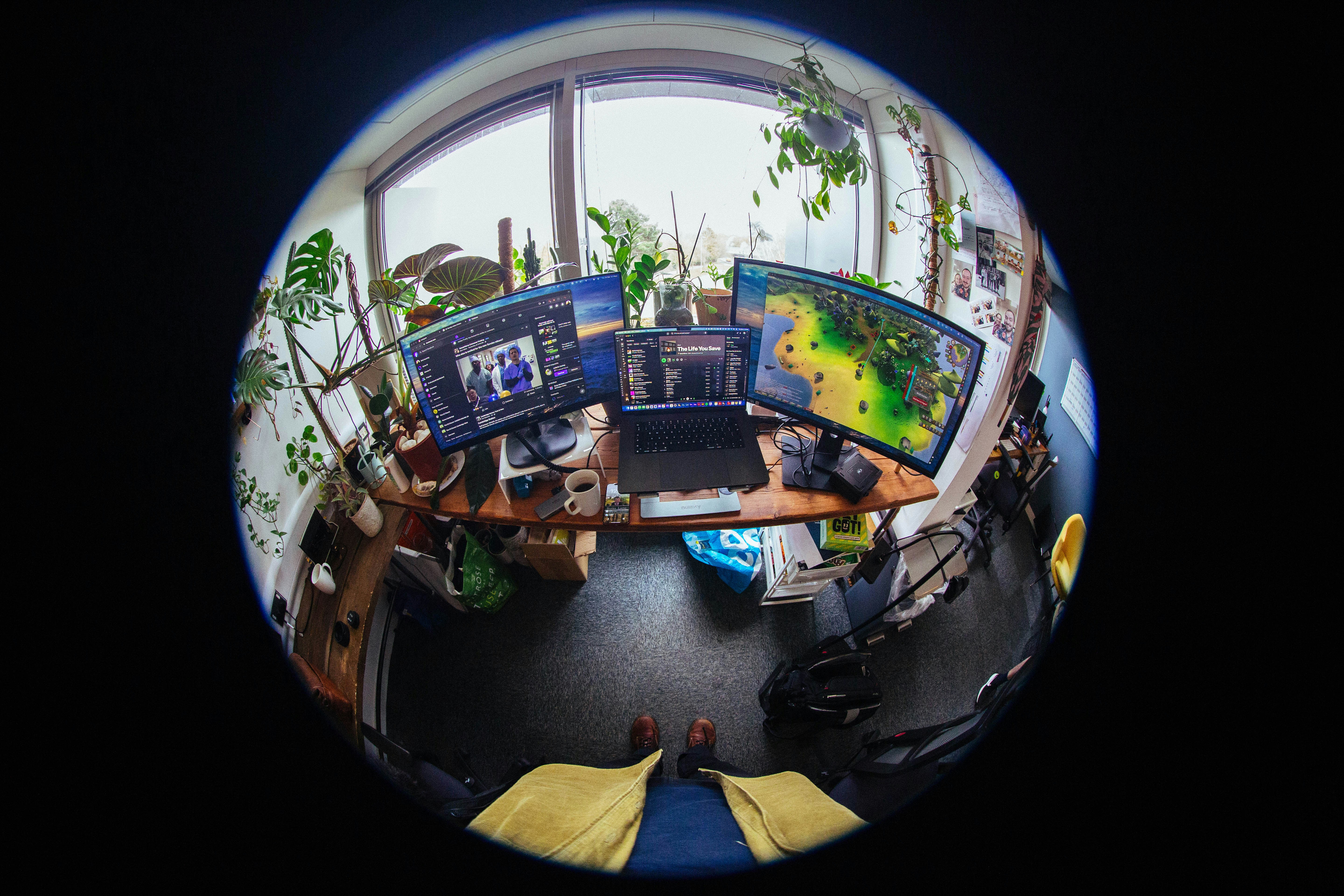 Multiple monitors gaming setup