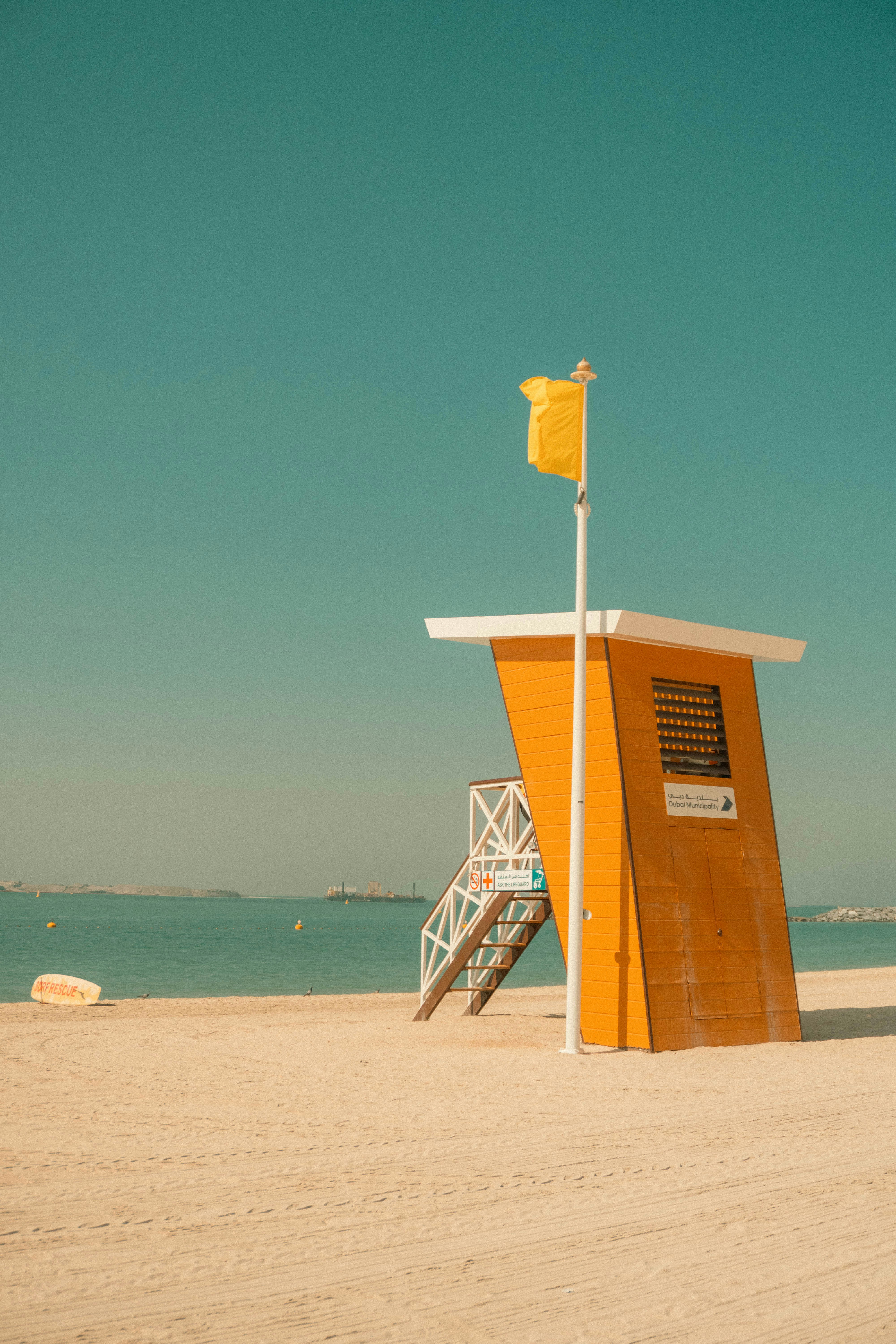 Oranger Rettungssturm an einem Sandstrand