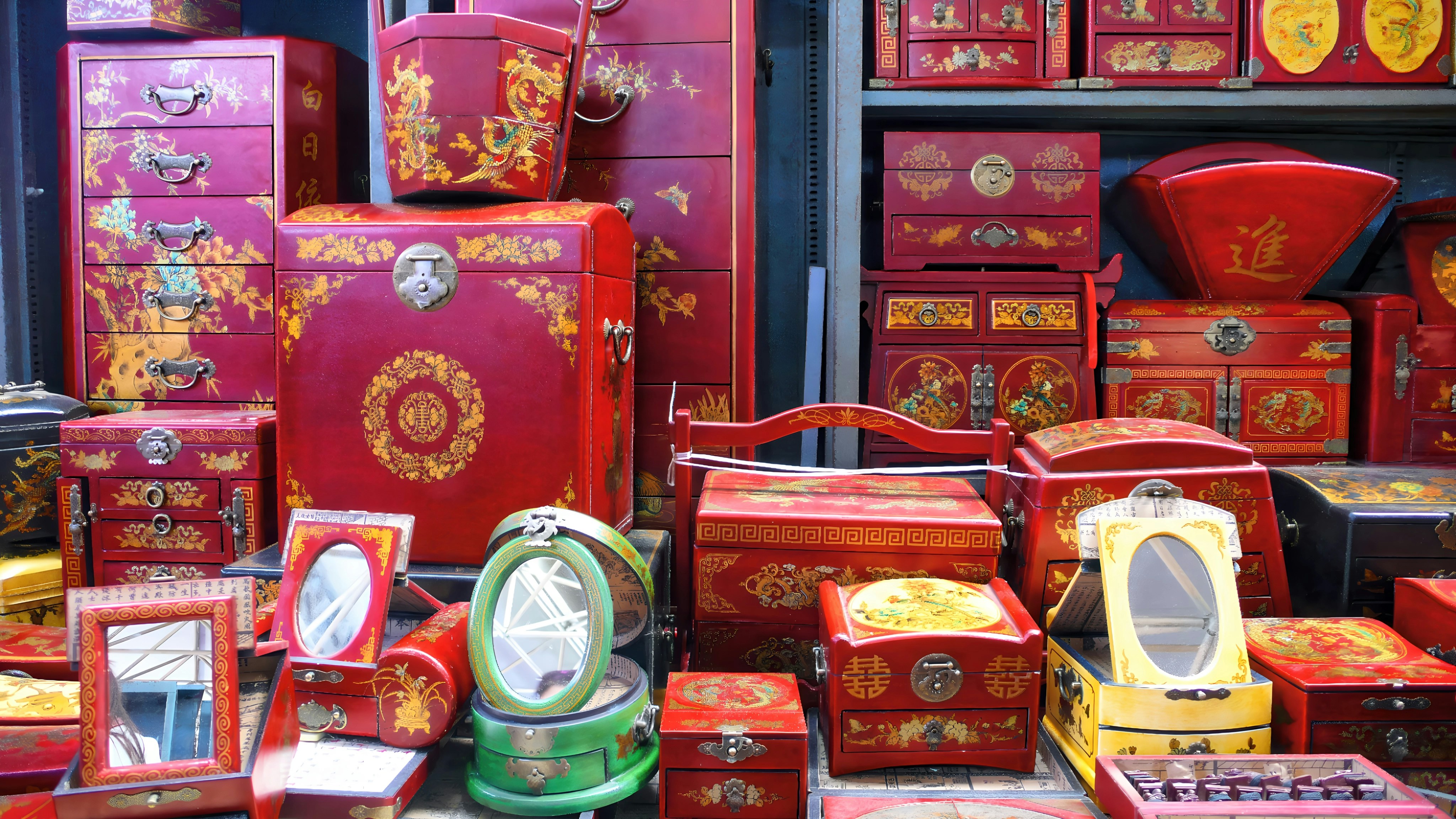 装飾的な赤と金の装飾ボックスのコレクション