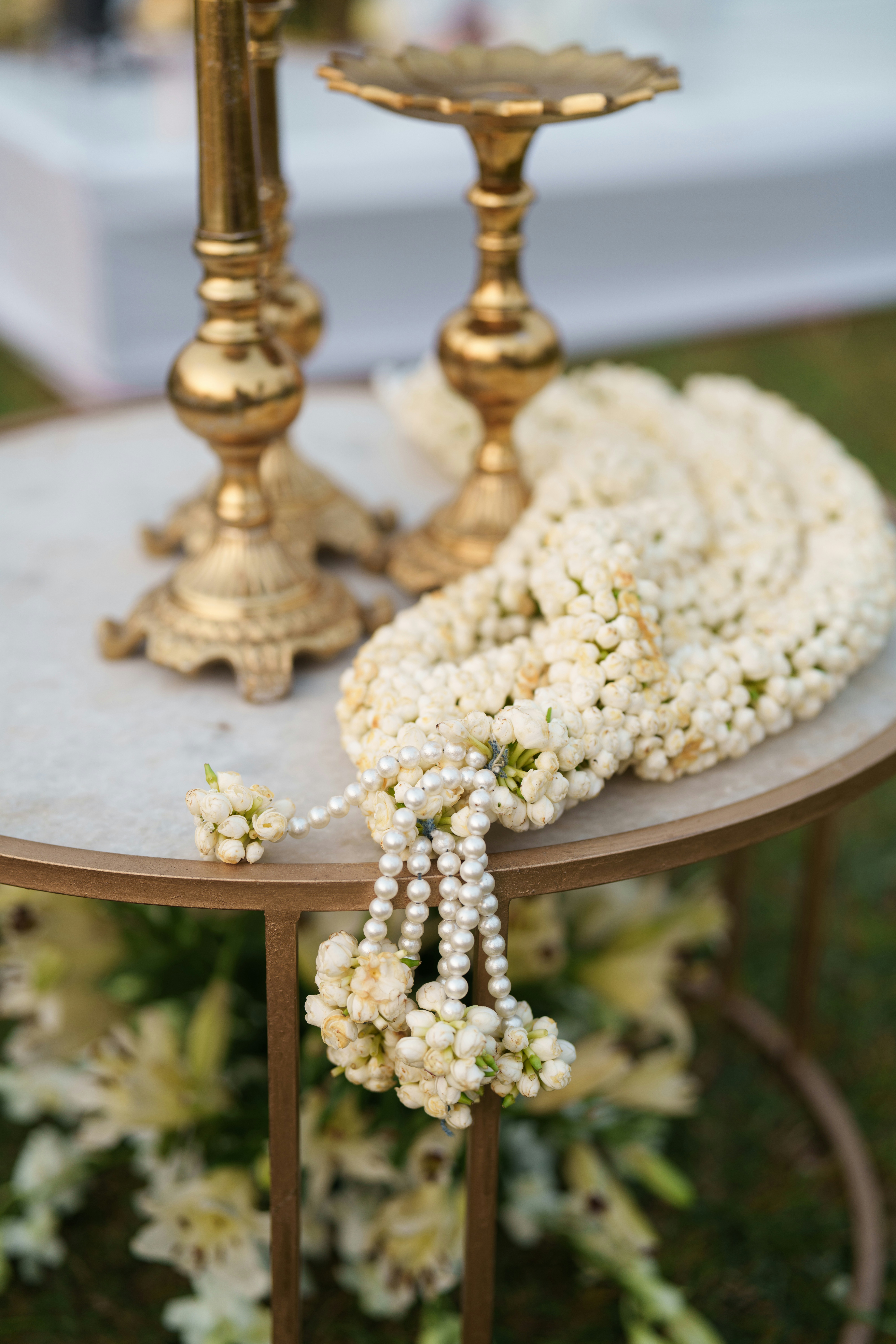 Jasmingirlande mit Perlen auf einem Tisch
