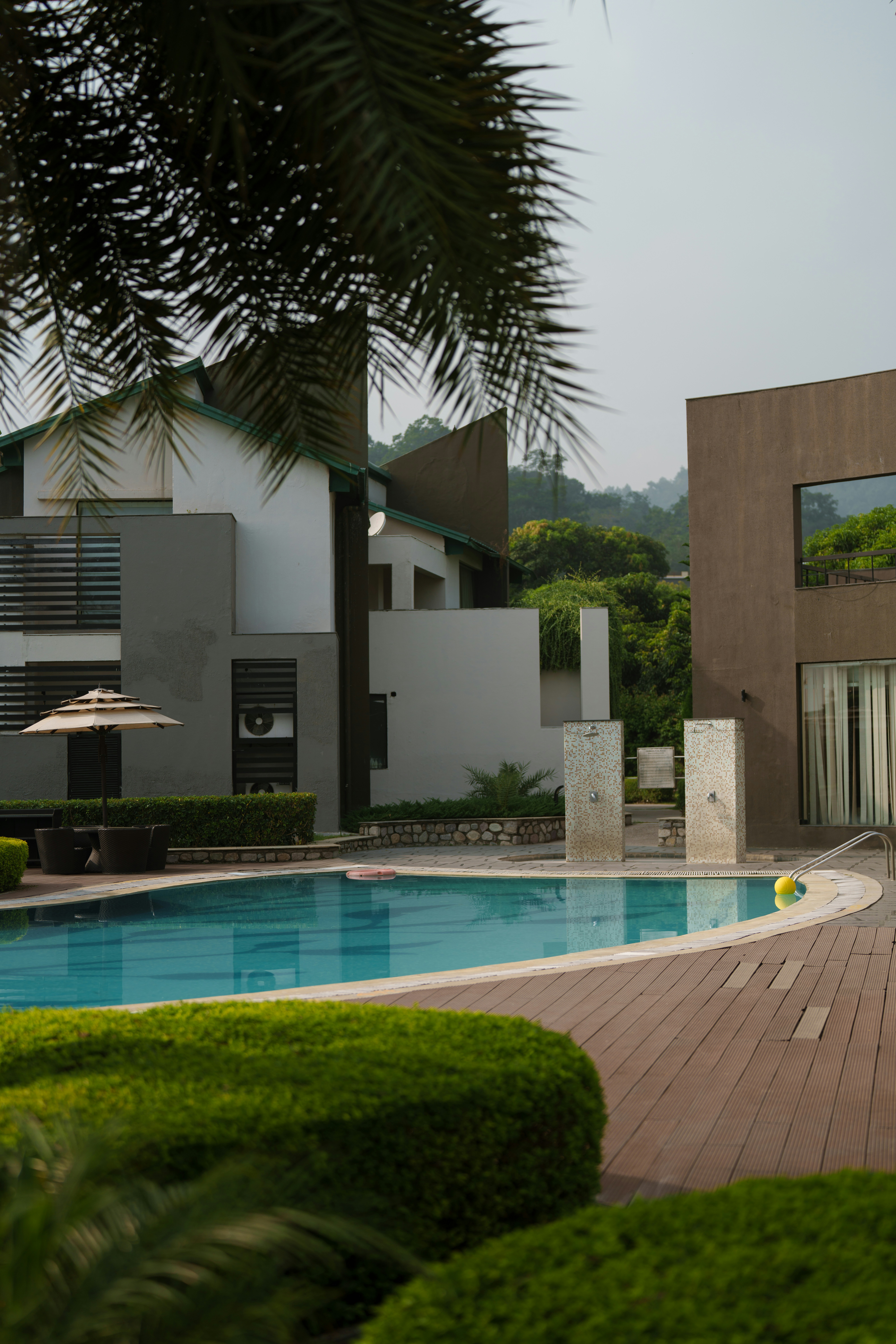 Modernes Resort mit Schwimmbad und üppig grüner Umgebung