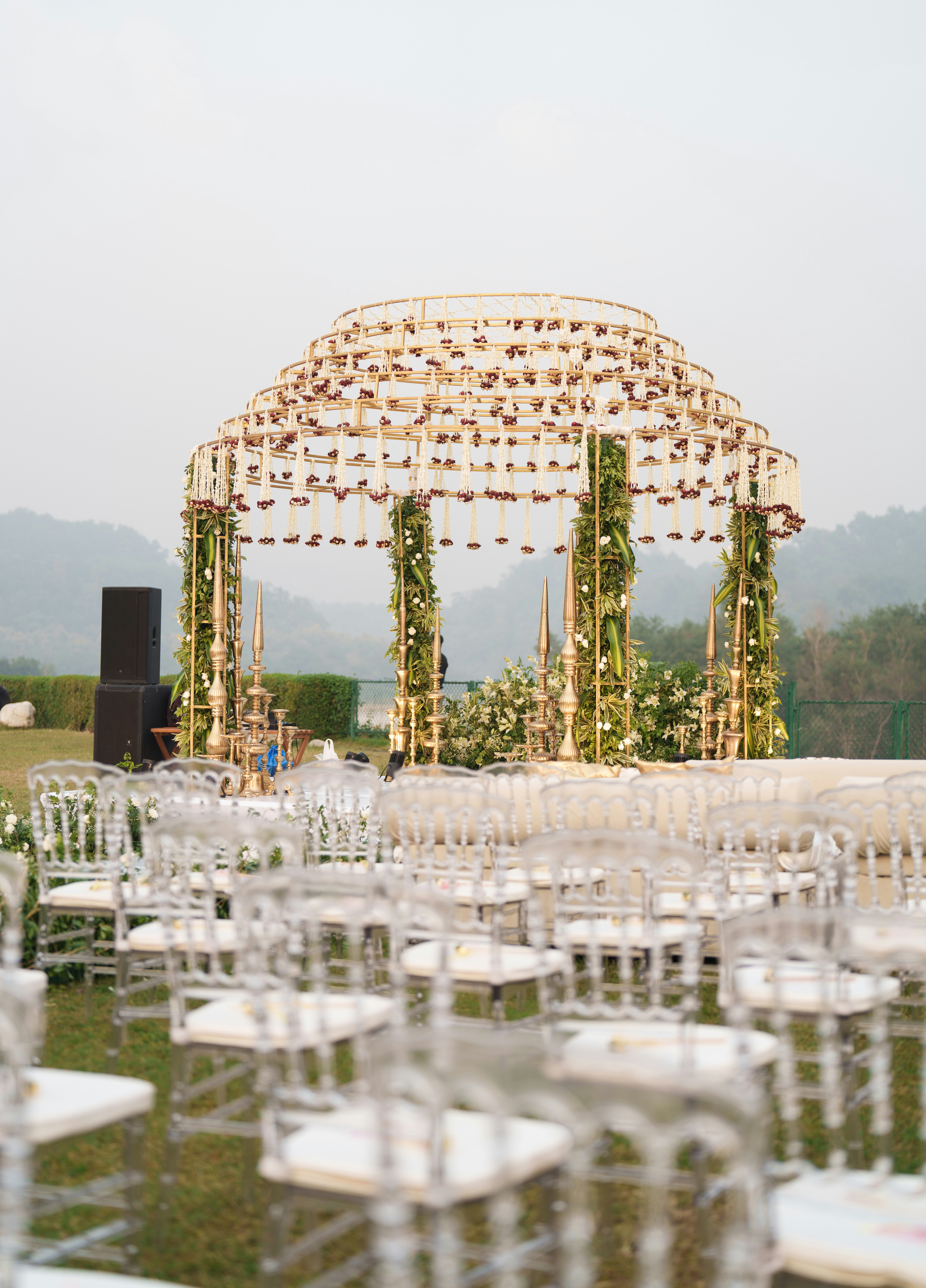 Hochzeitszeremonie im Freien mit eleganten Sitzordnungen.