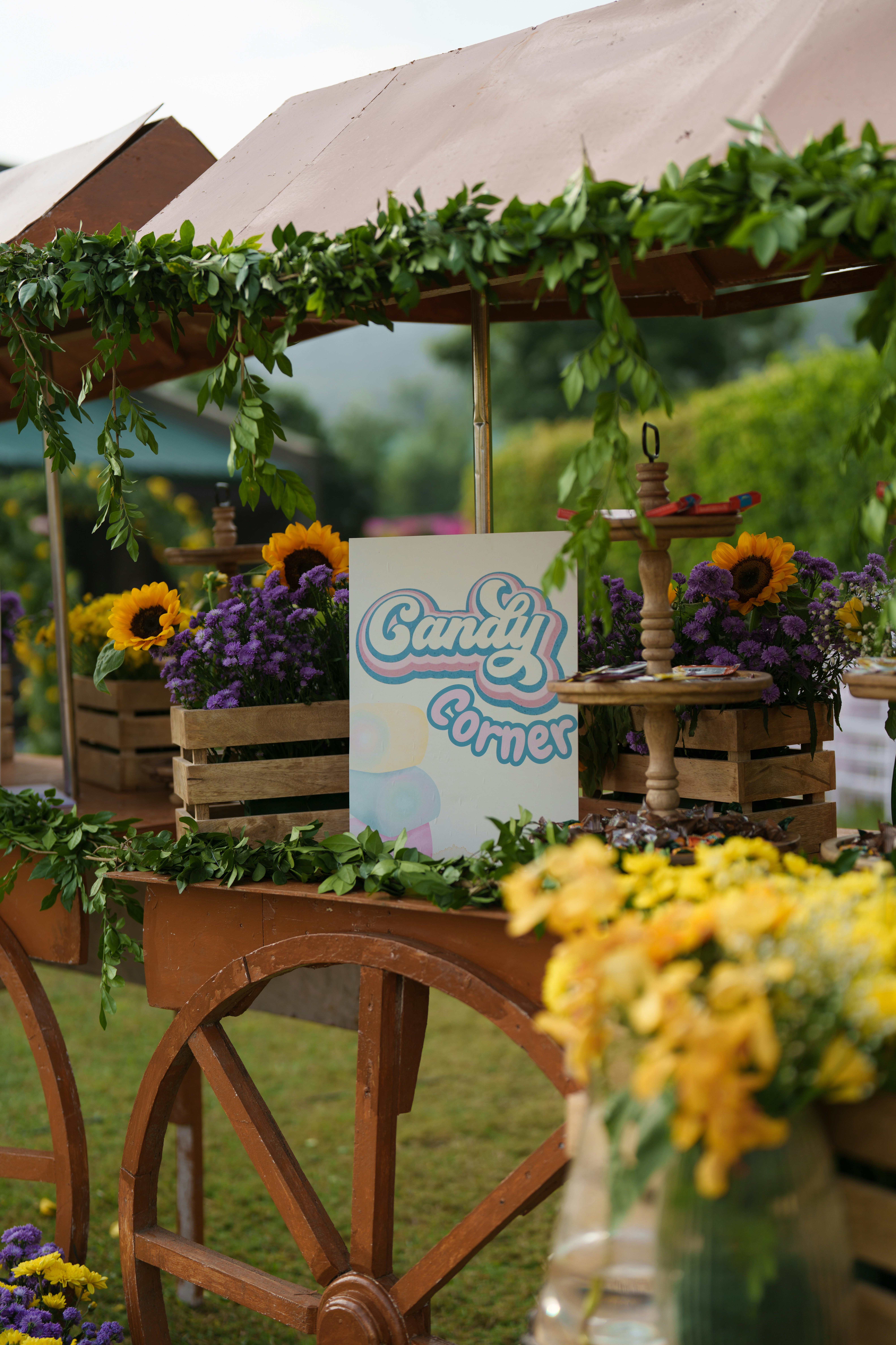 Süßigkeiten-Eckwagen, dekoriert mit Blumen und Grün
