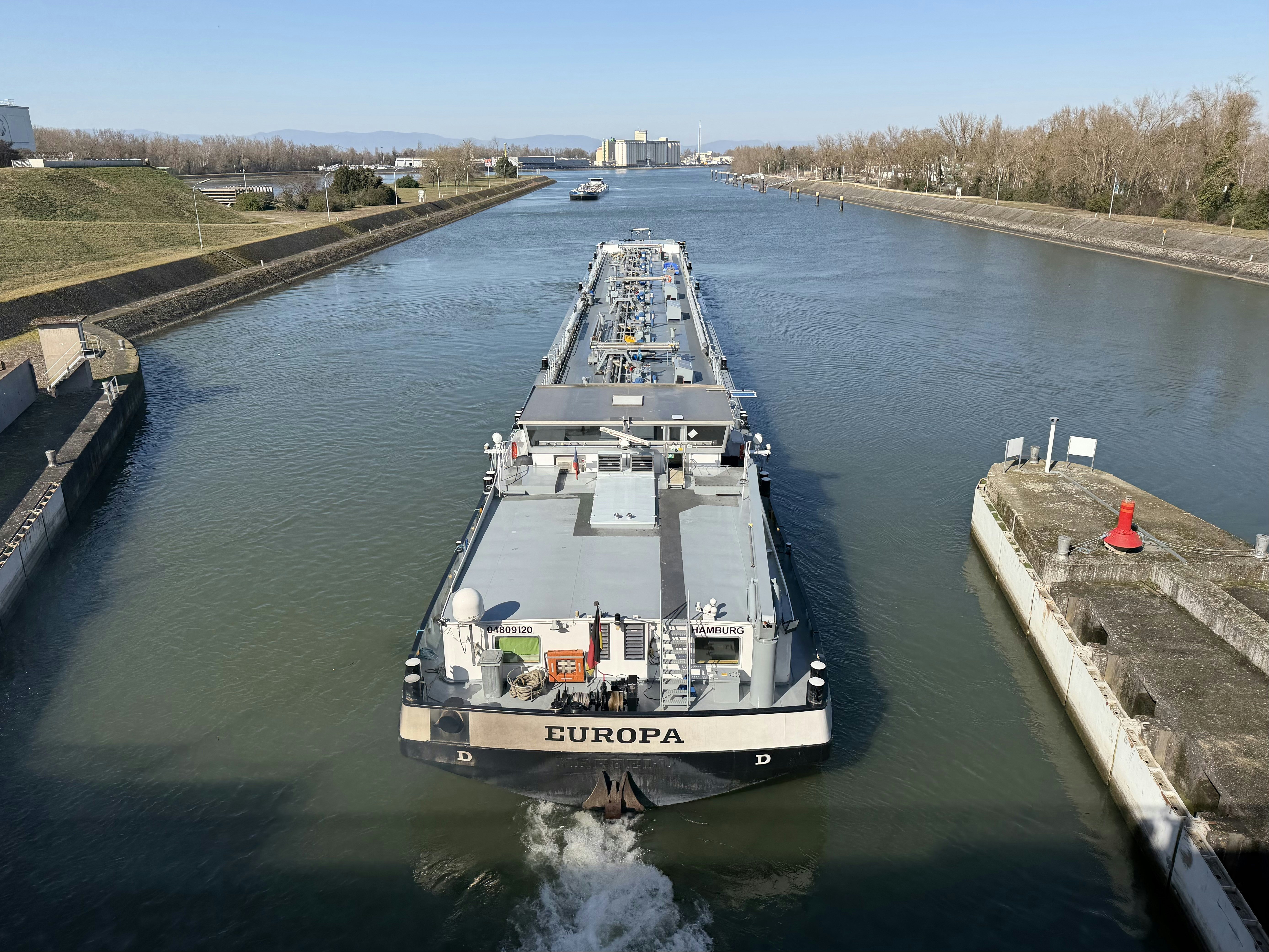 Navio cargueiro Europa passando por um canal