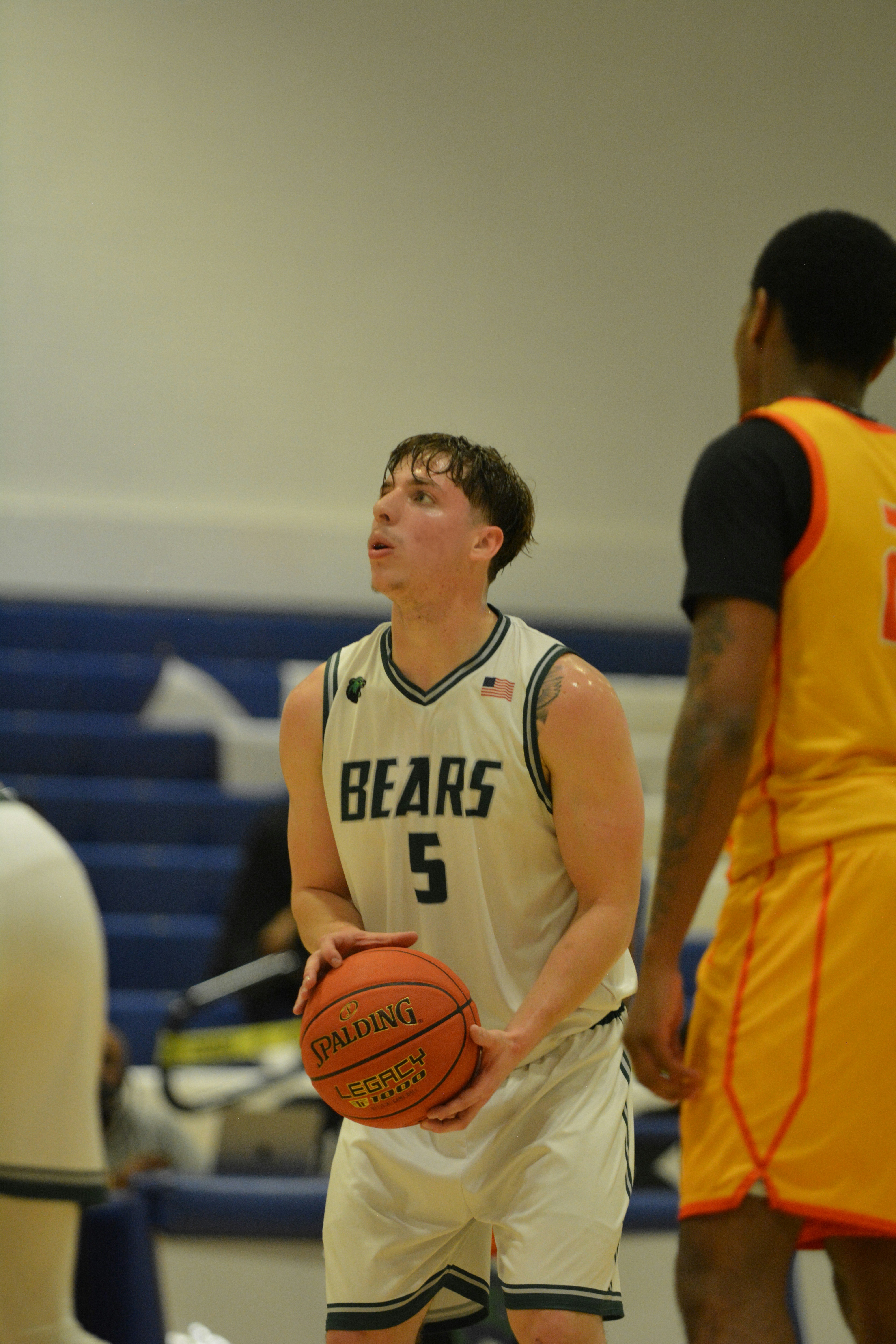 Jugador de baloncesto con el dorsal número cinco