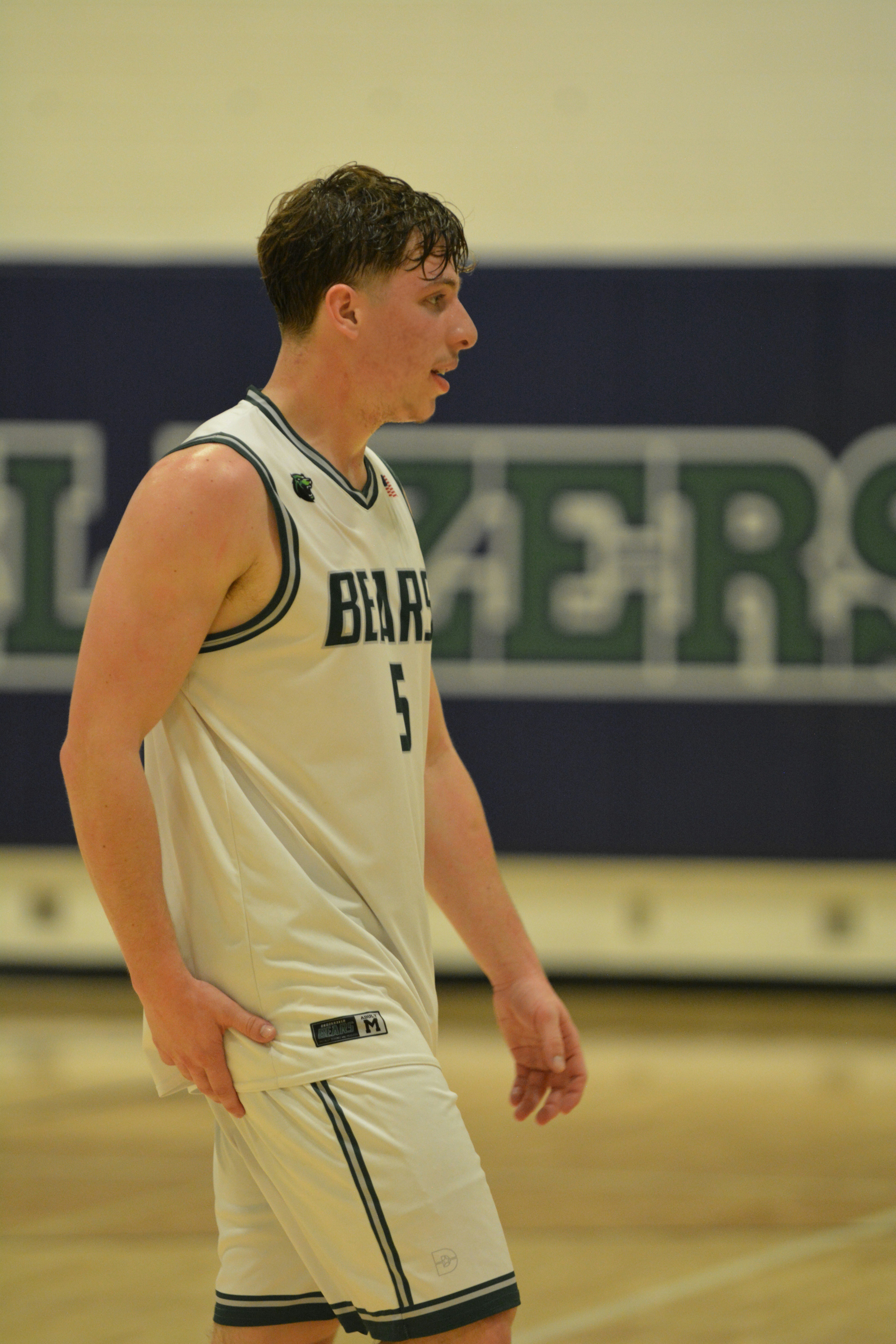 Un jugador de baloncesto con una camiseta blanca en la cancha.