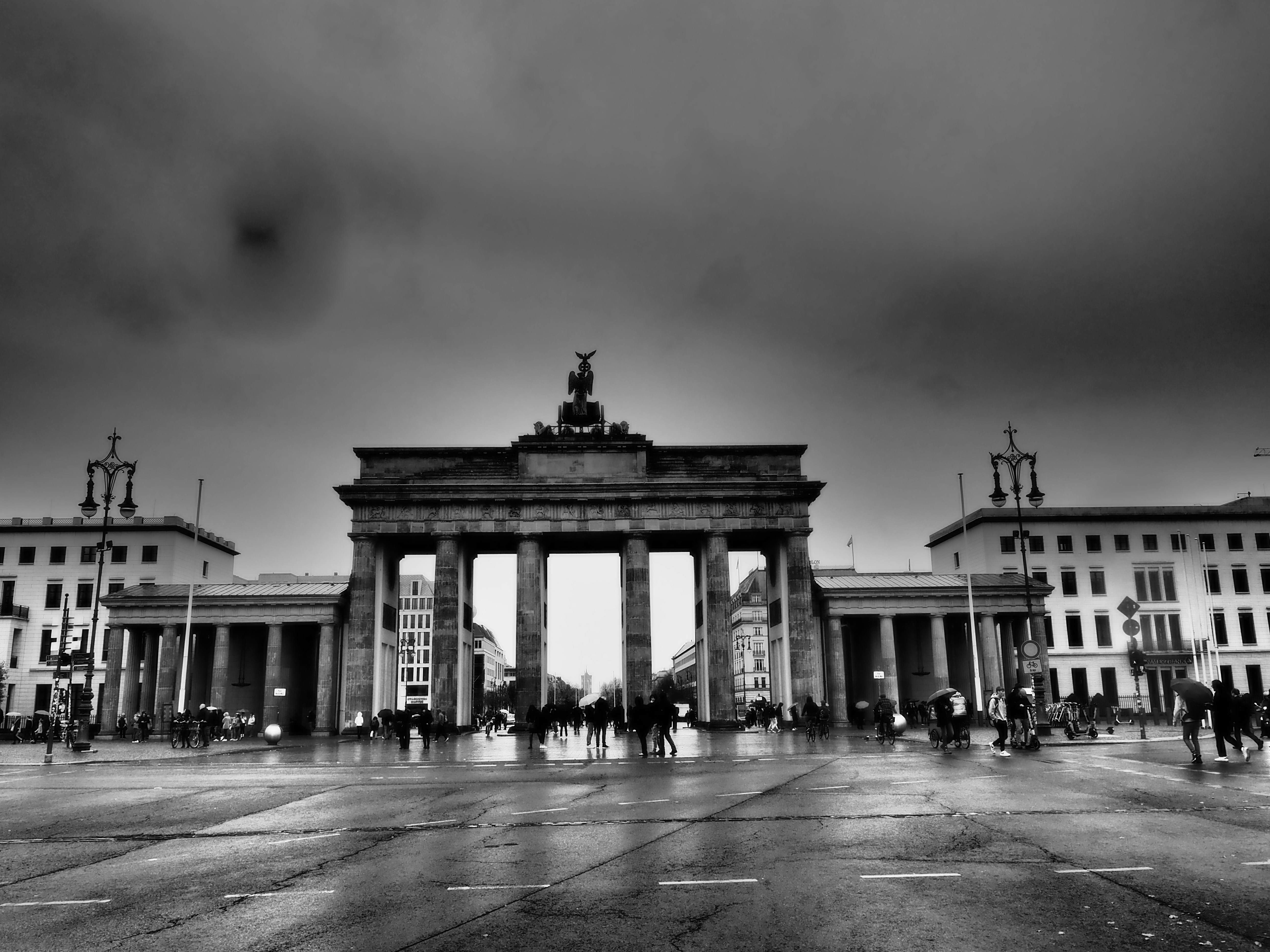 曇りの日のベルリンのブランデンブルク門