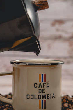 Coffee pouring into a mug with "café de colombia" text
