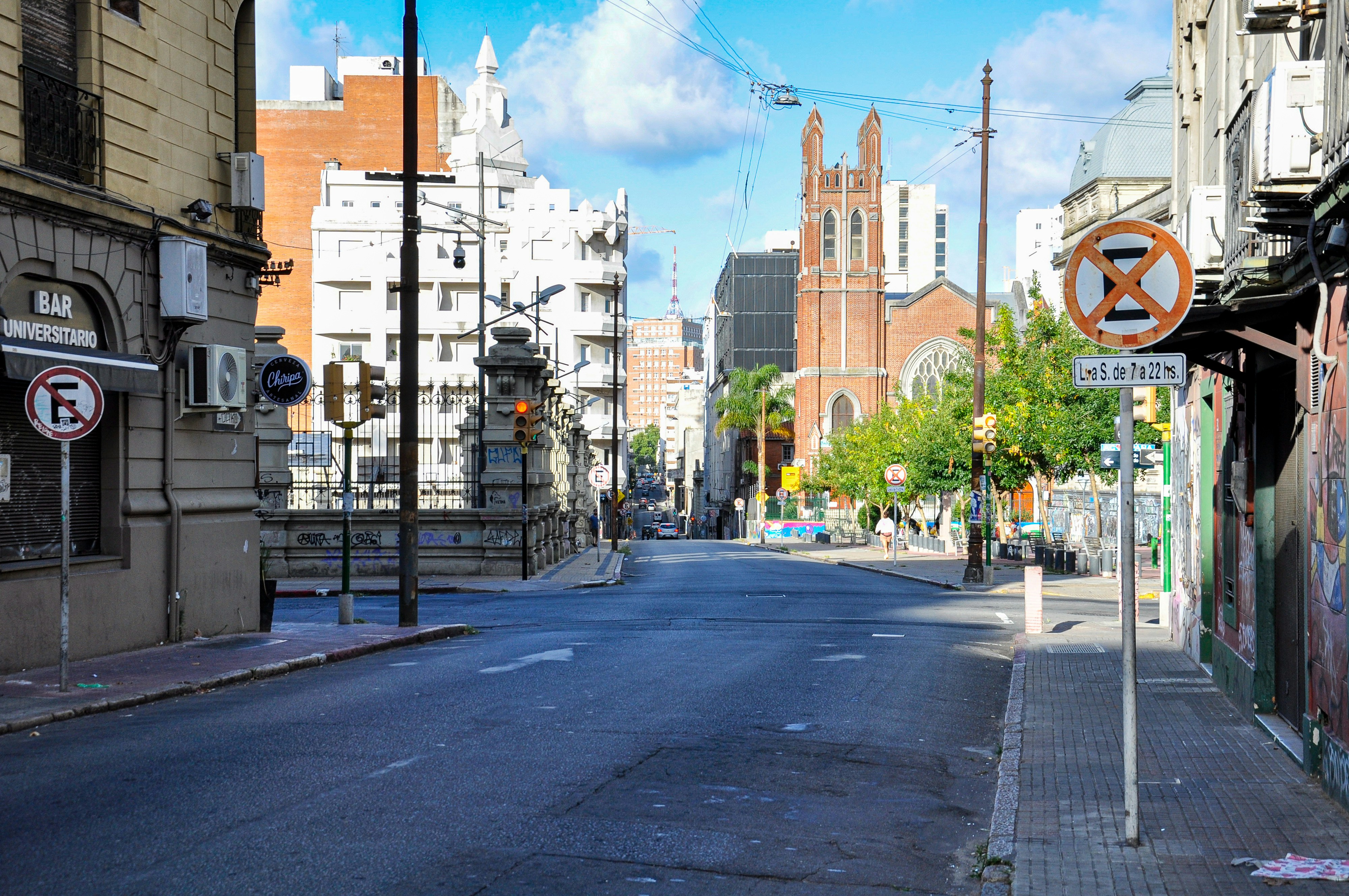 Rua com prédios e uma igreja ao longe