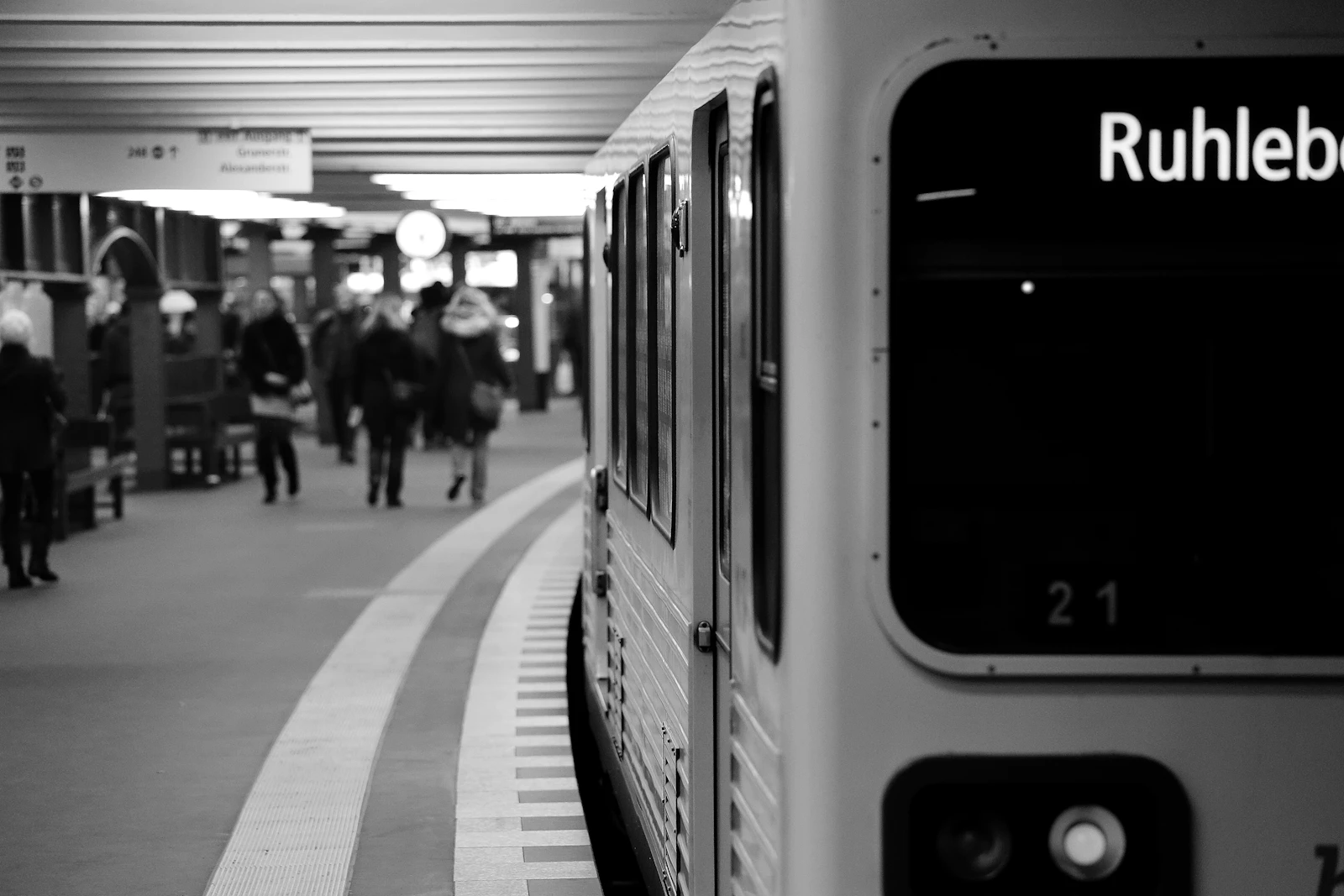 Menschen warten am Bahnsteig auf ihren Zug