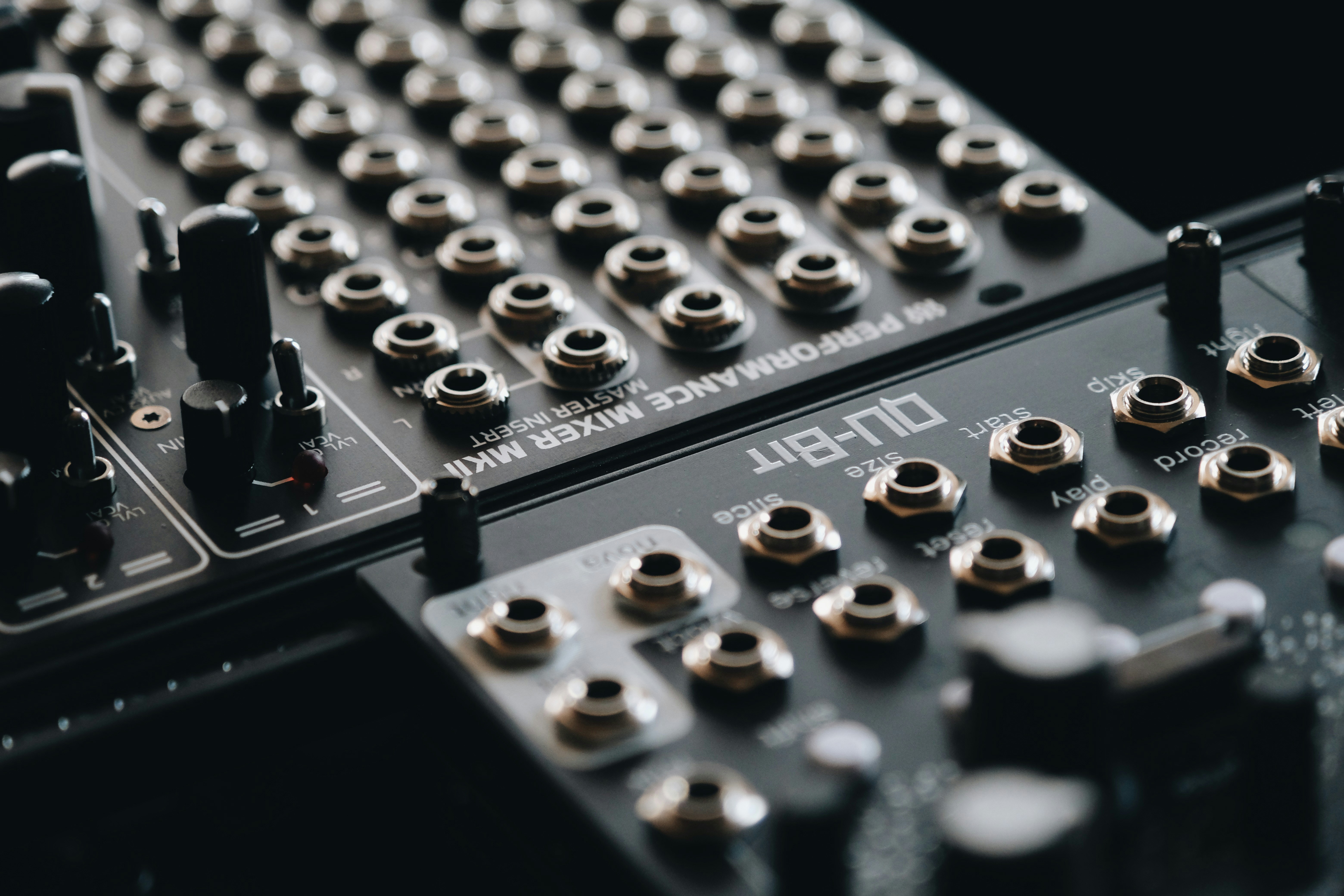 Nahaufnahme eines modularen Synthesizers mit vielen Buchsen
