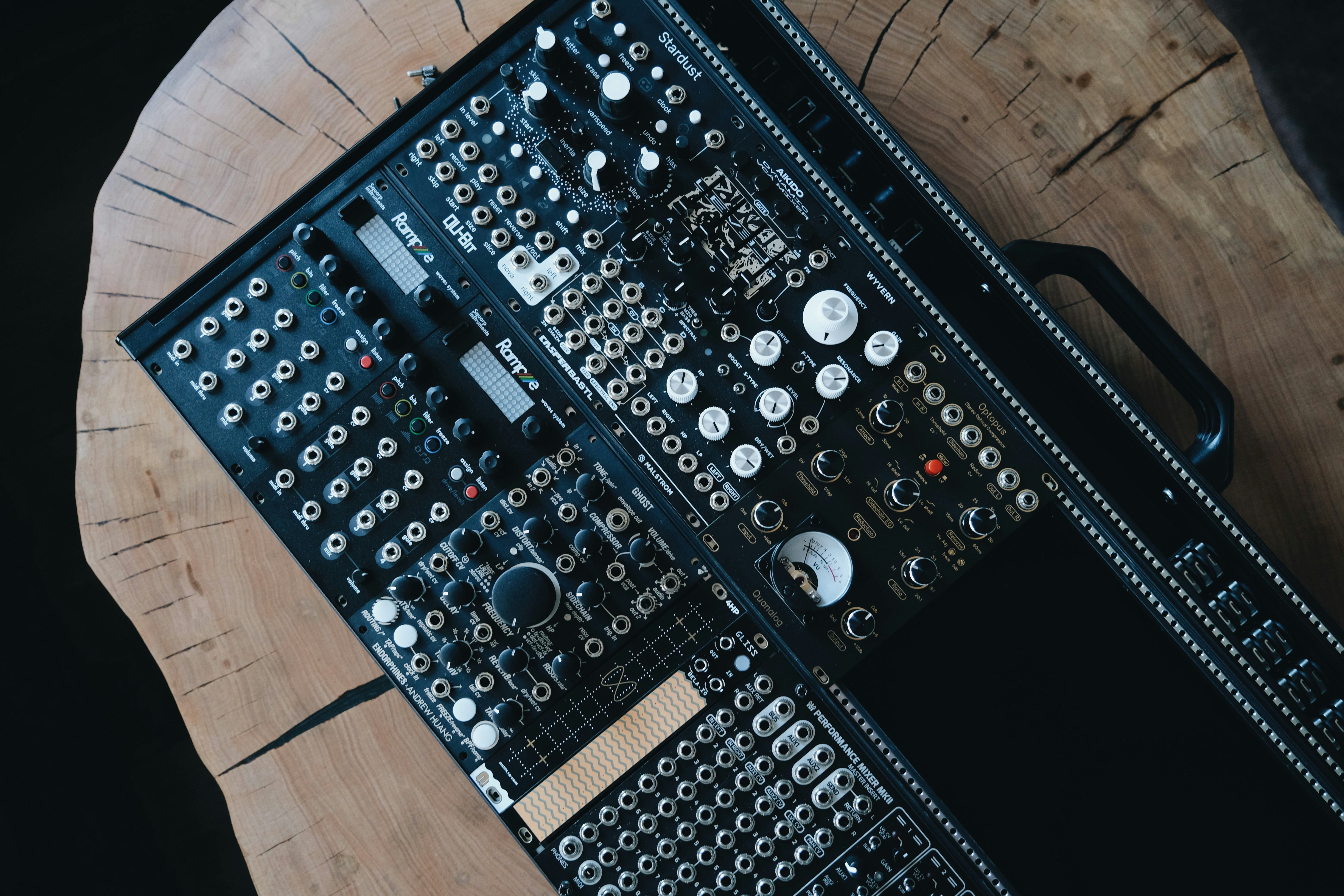 Ein komplexer modularer Synthesizer mit vielen Knöpfen und Buchsen.