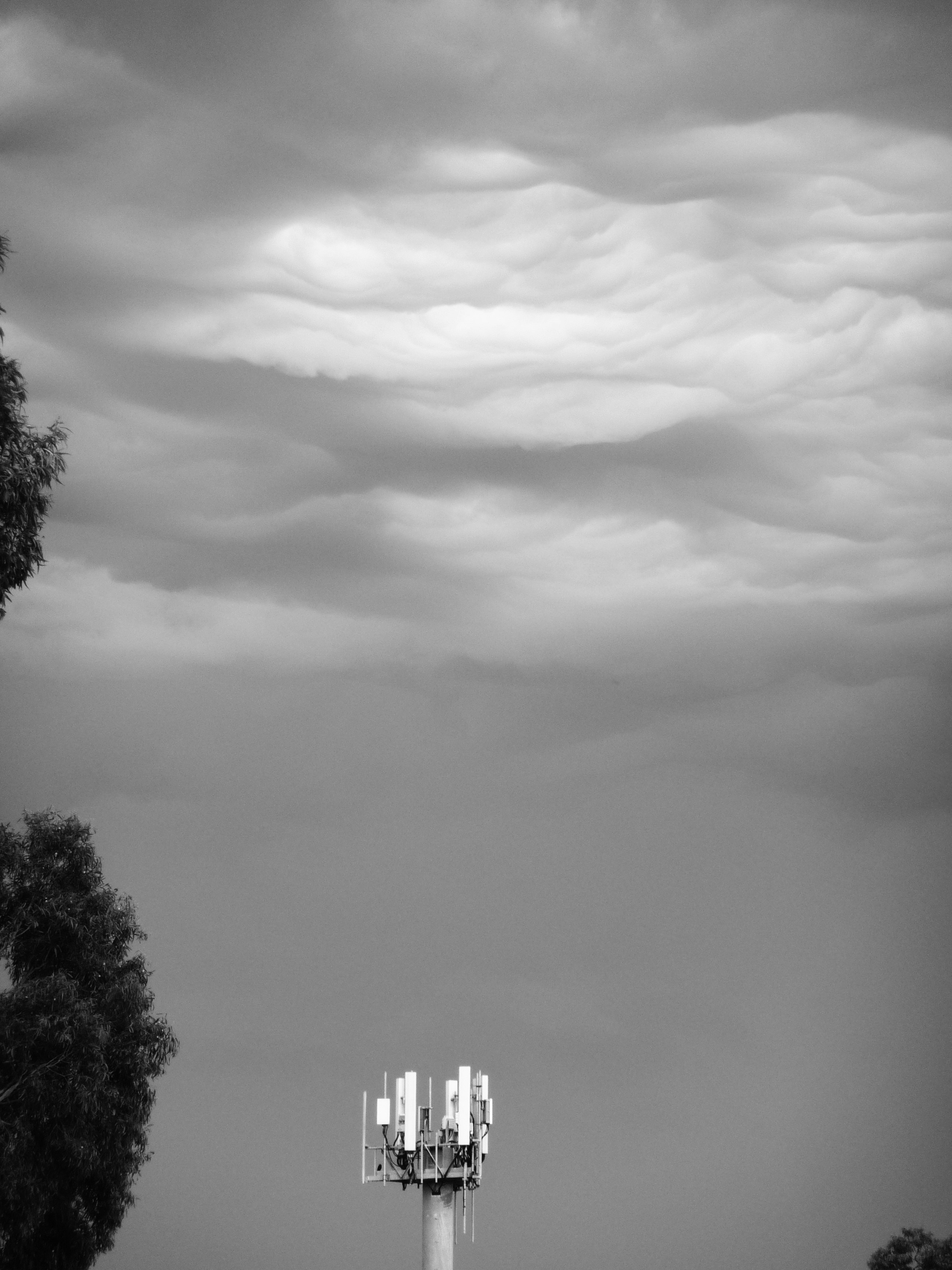 Mobilfunkmast vor einem dramatischen, wolkigen Himmel