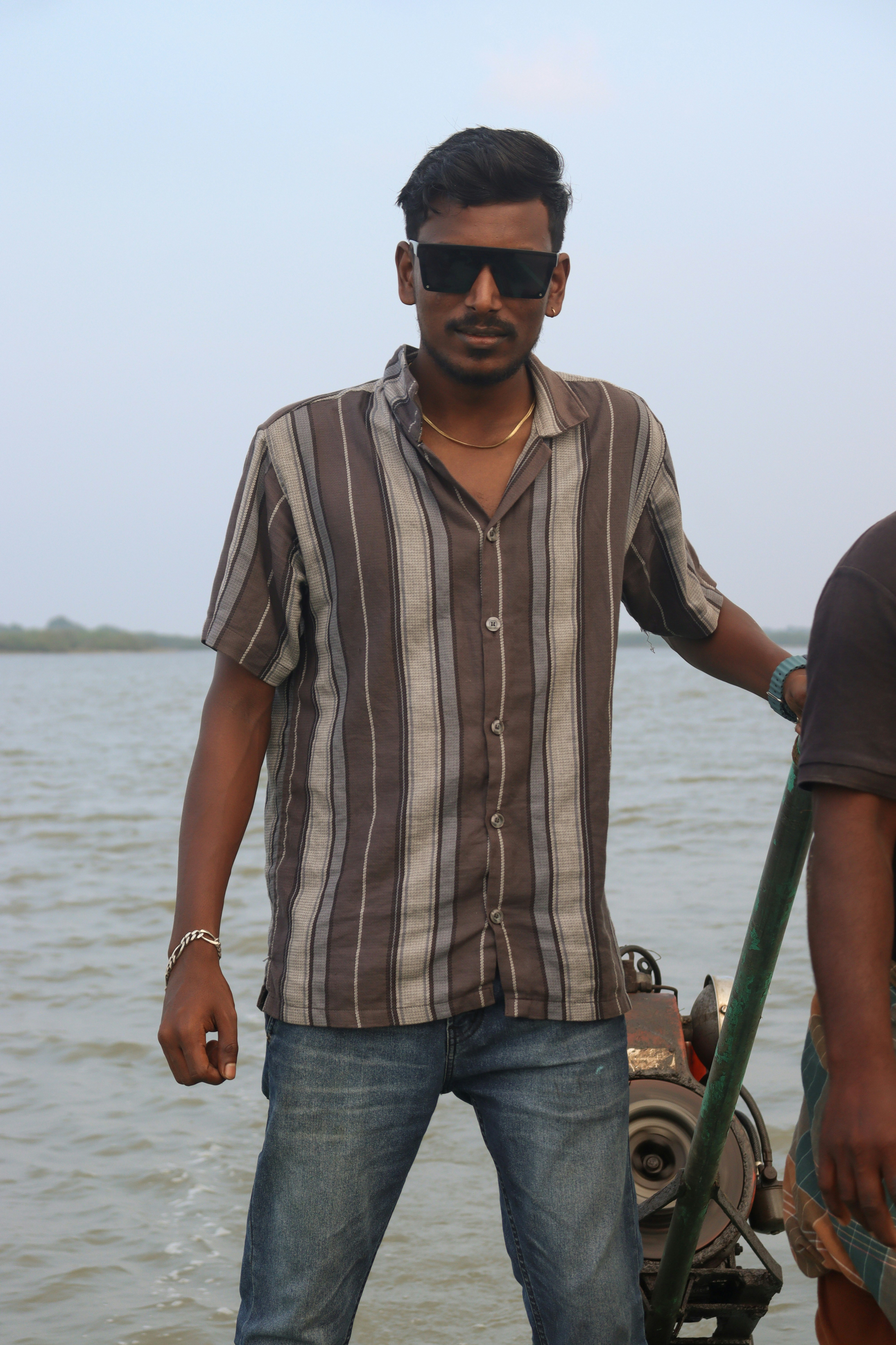 船でサングラスをかけた若者