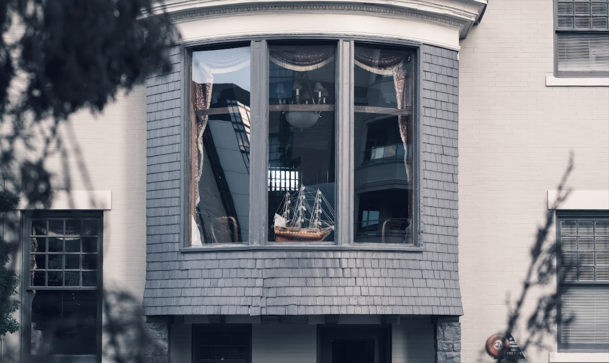 Bay window hanging tiles image background image