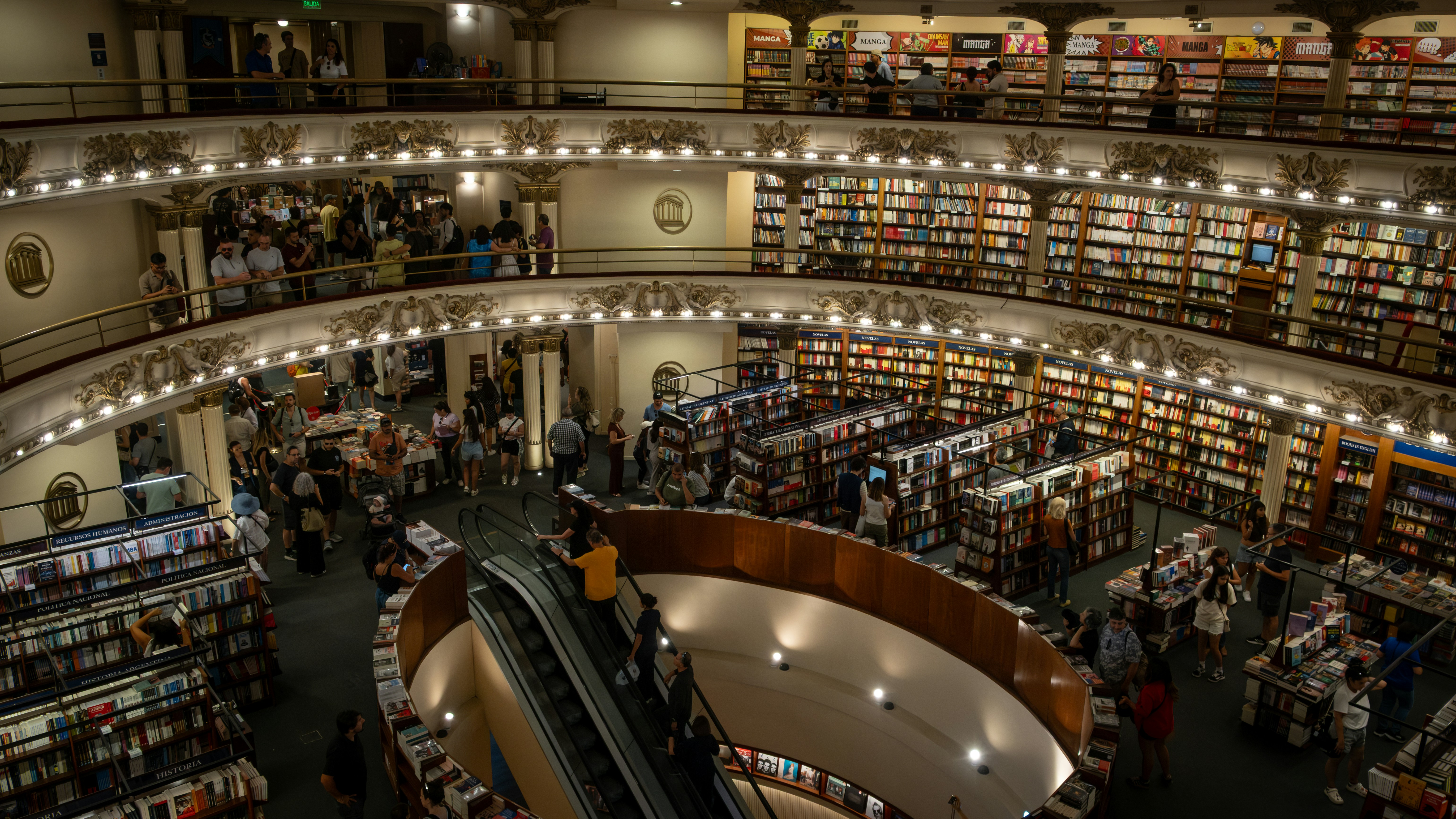 Intérieur d’une grande librairie avec plusieurs niveaux de livres