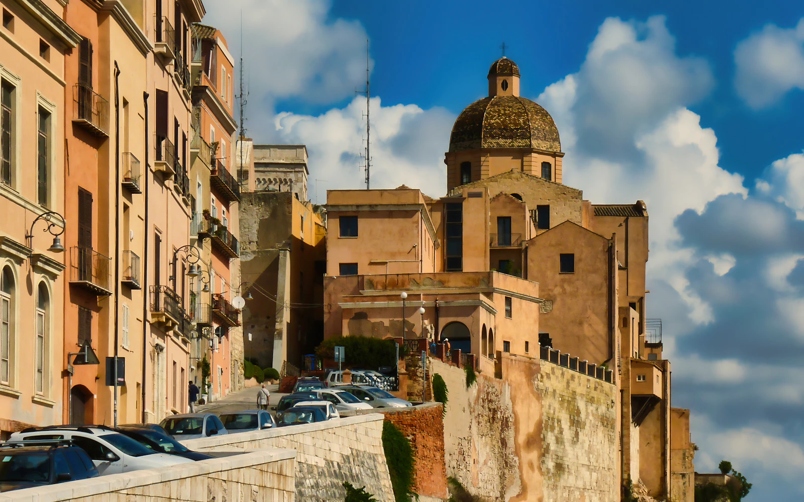 palais historiques et coupole de la cathédrale dans le quartier de Castello à Cagliari