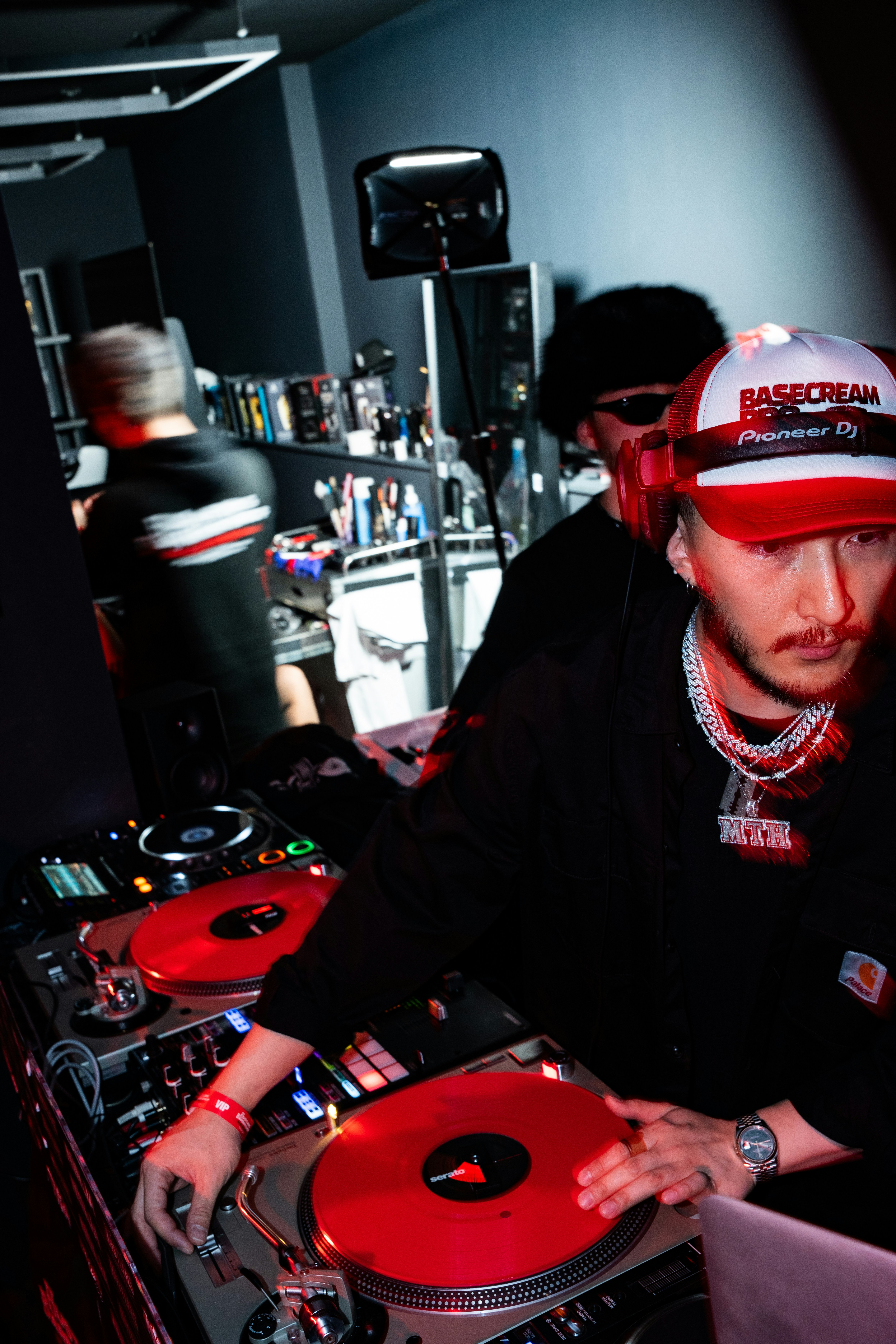Un DJ jouant avec des platines lors d’une soirée.