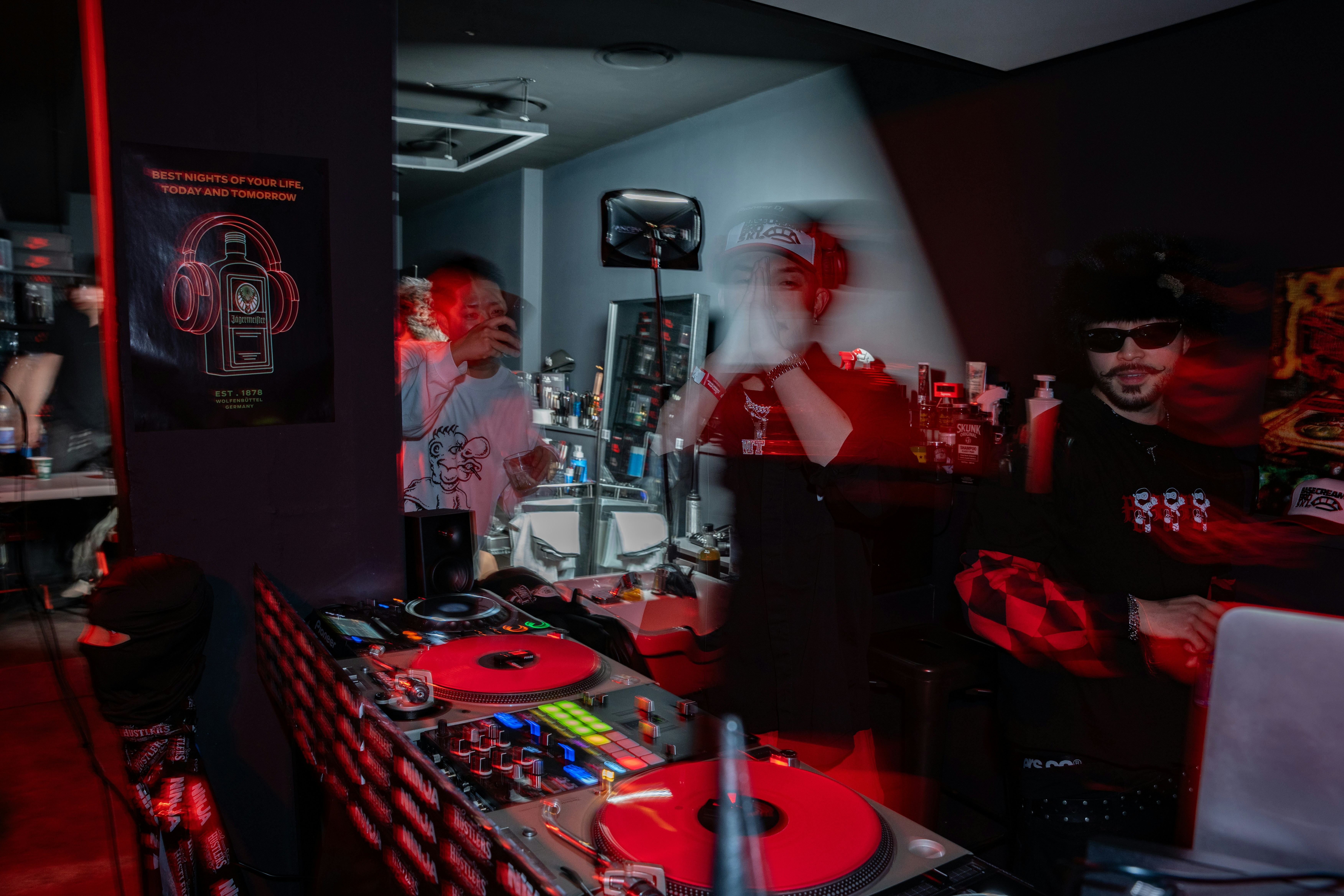 DJ jouant de la musique dans un club faiblement éclairé