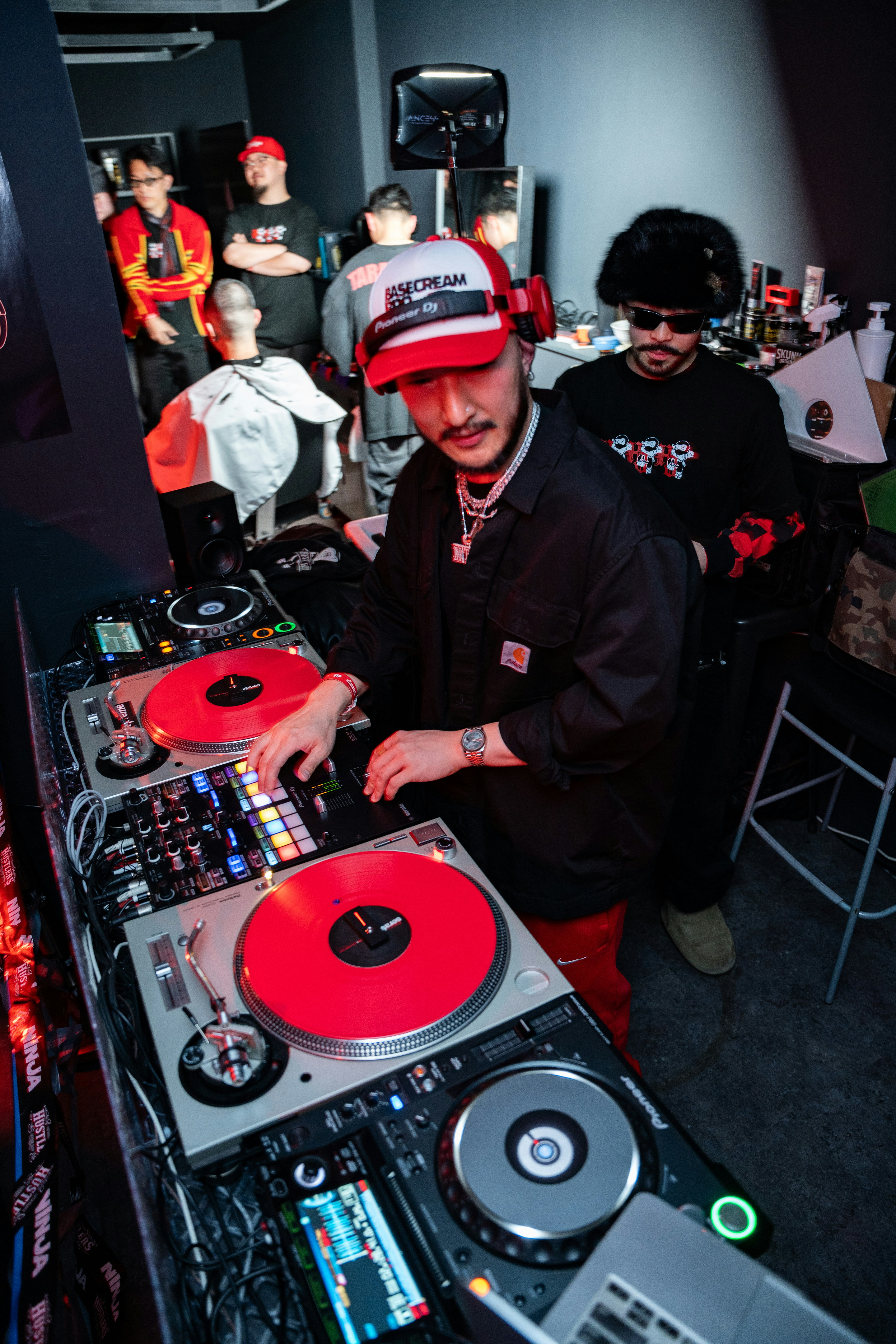 DJ jouant avec des platines et un mixeur lors d’une fête