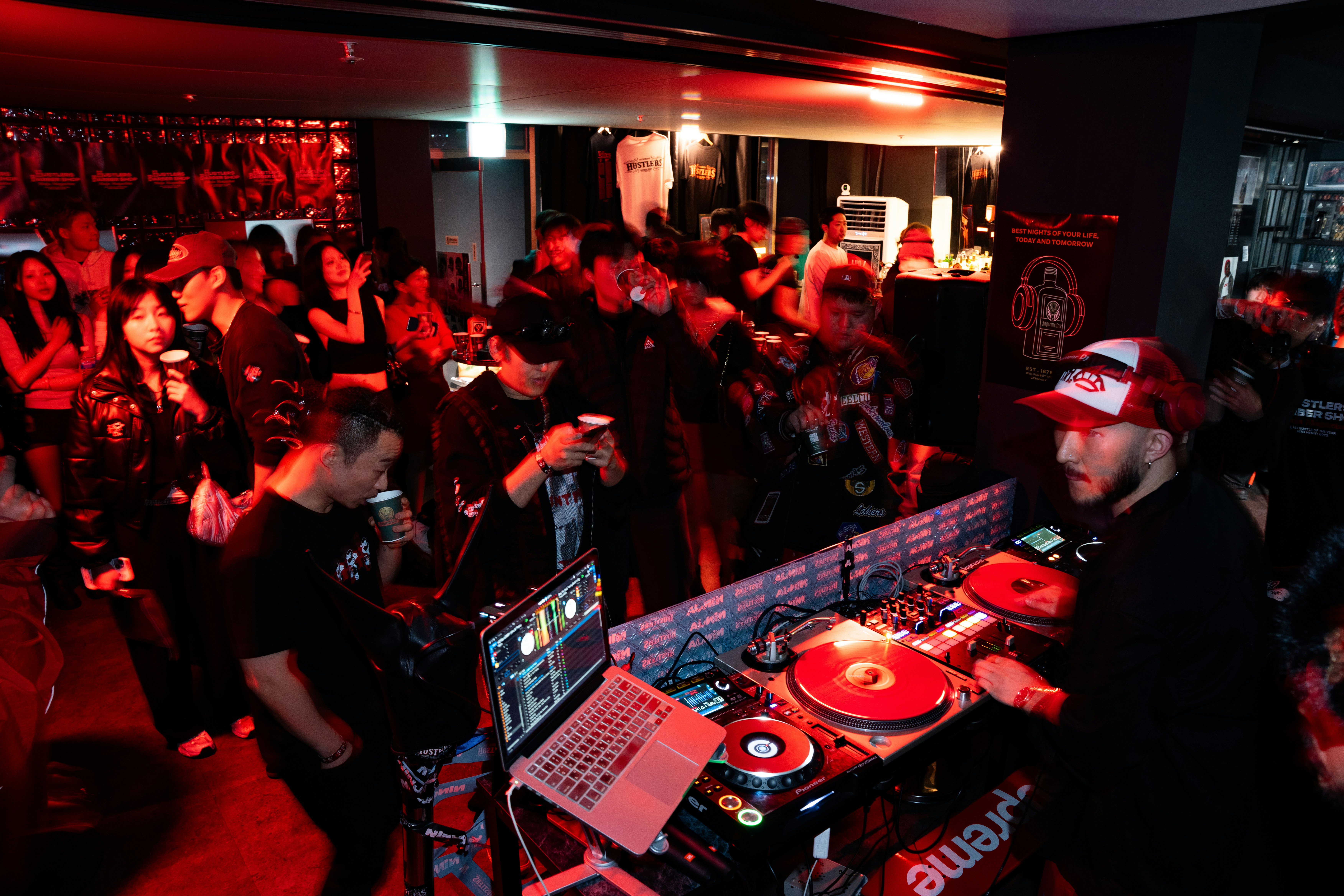 Image de Budget DJ minimal micro-house pour cocktail d'entreprise à Paris : tarifs et conseils 2025