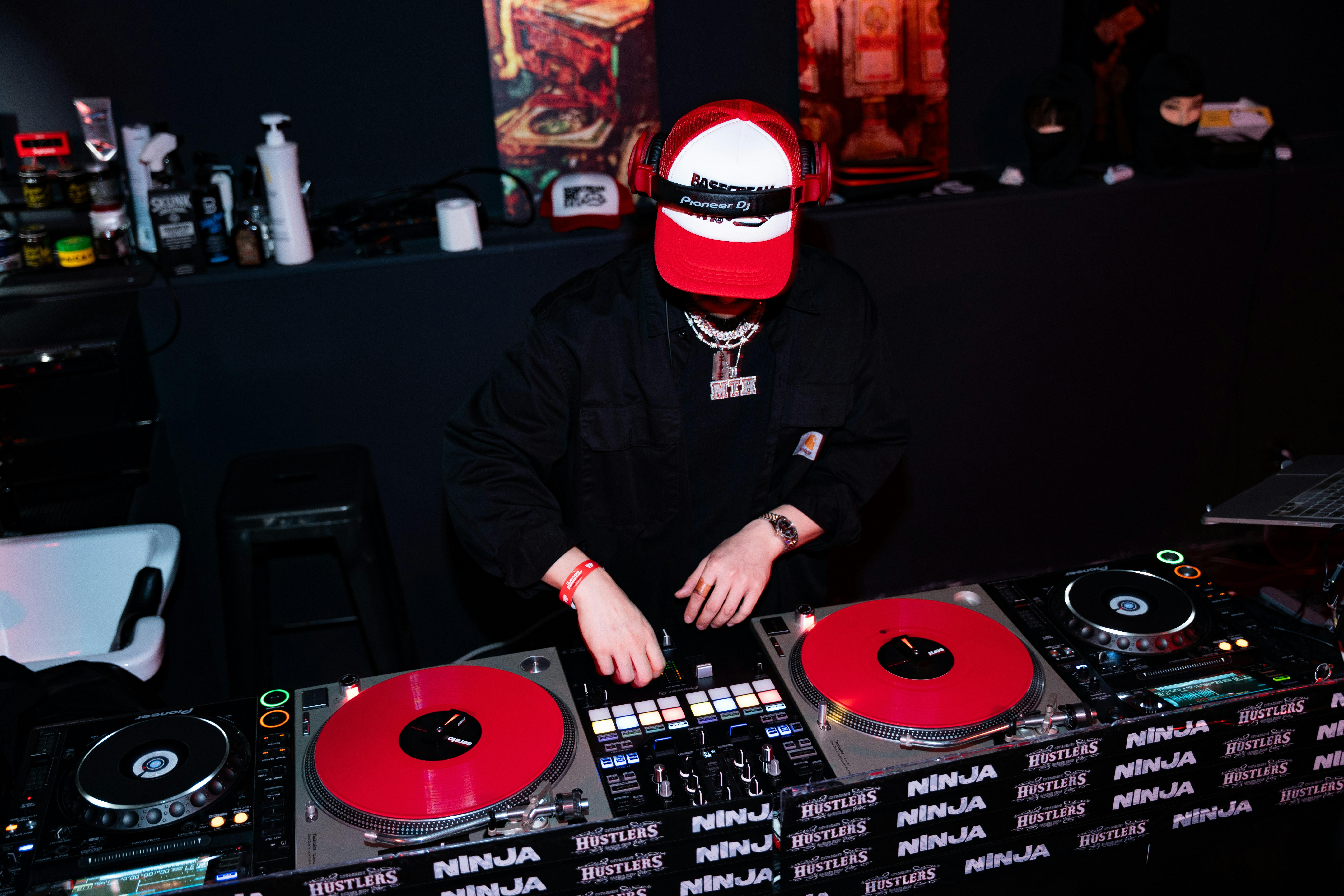 DJ jouant de la musique sur des platines lors d’une fête