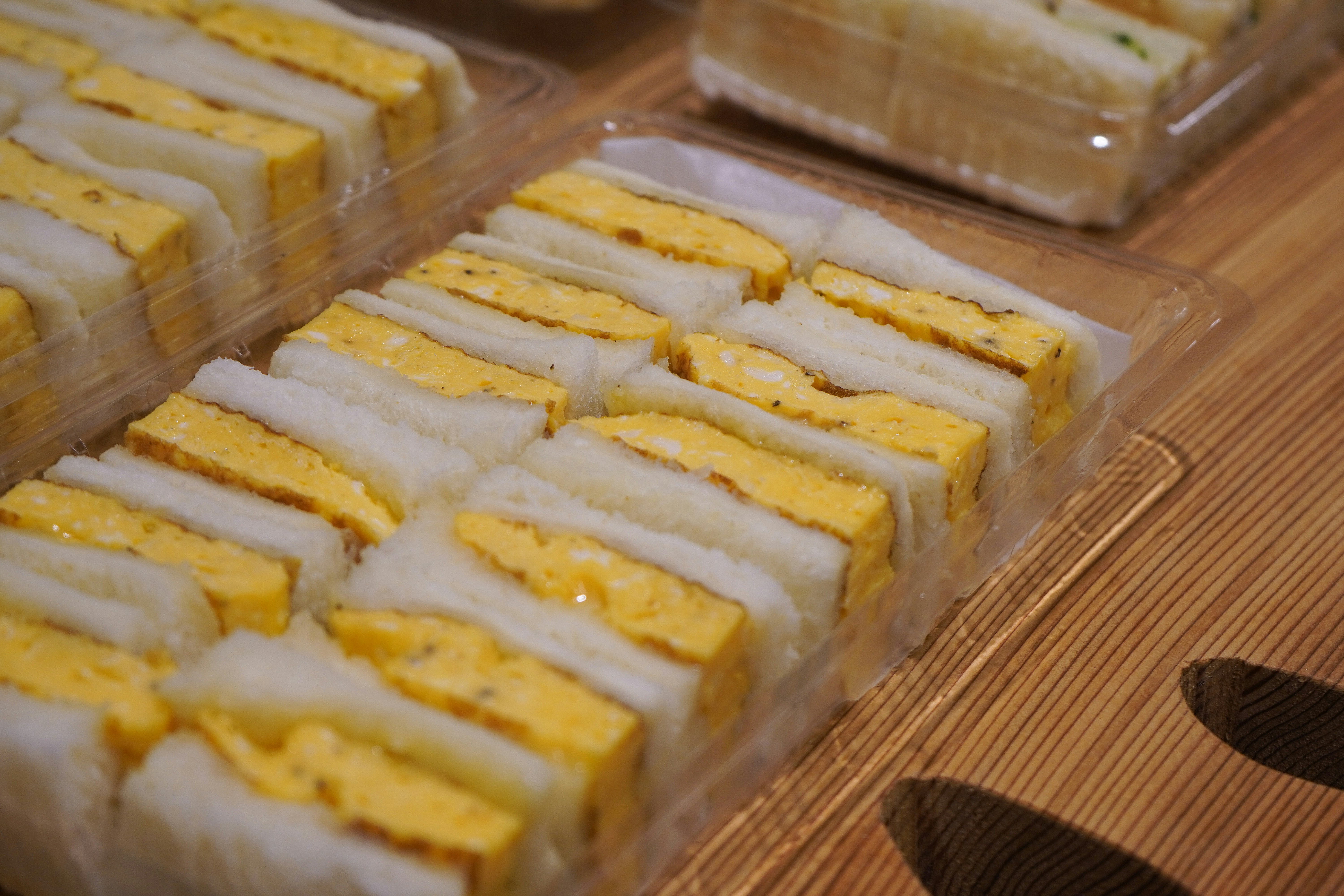 Panini con tamagoyaki in confezioni di plastica trasparente.