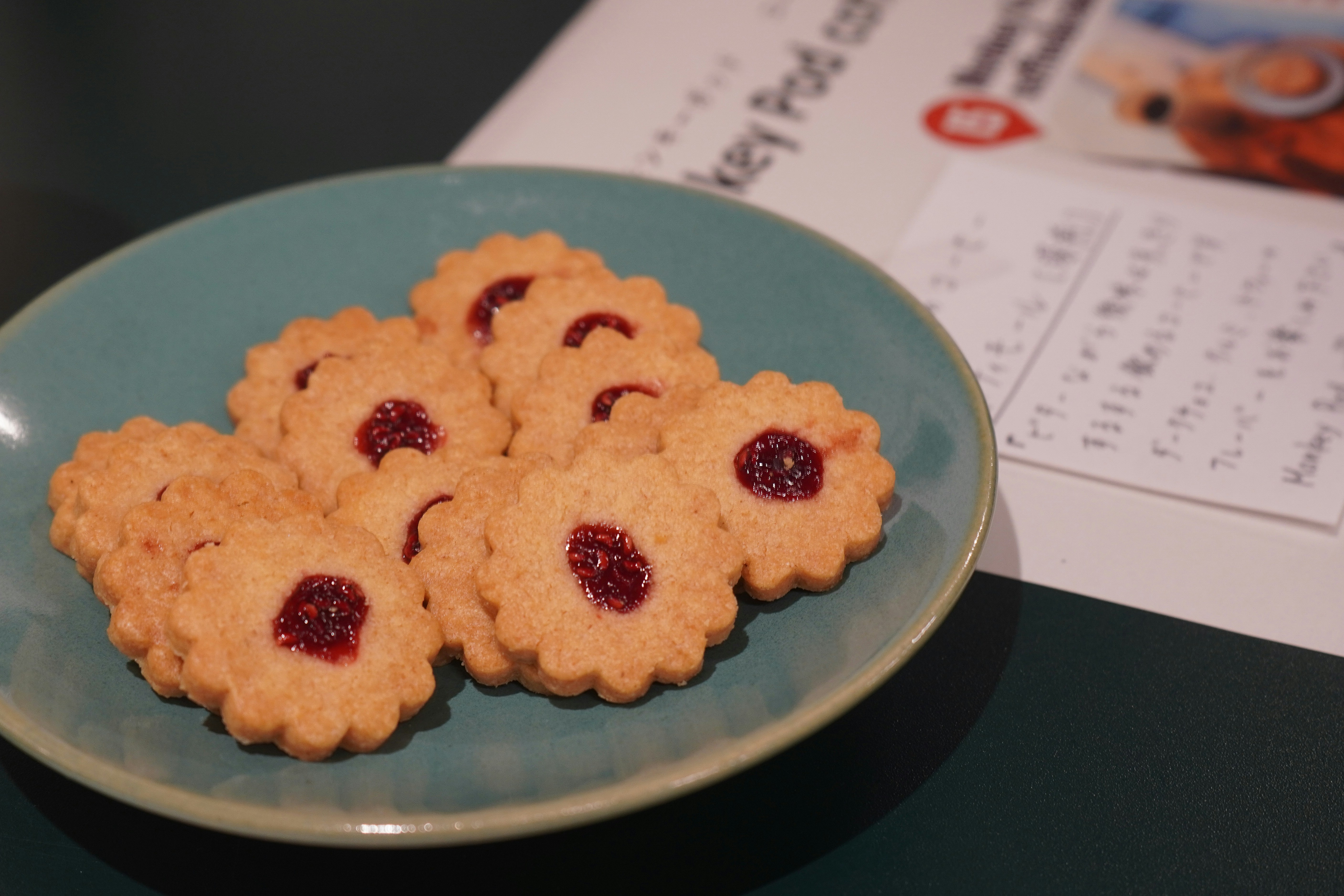 ジャム入りのショートブレッドクッキーの皿。