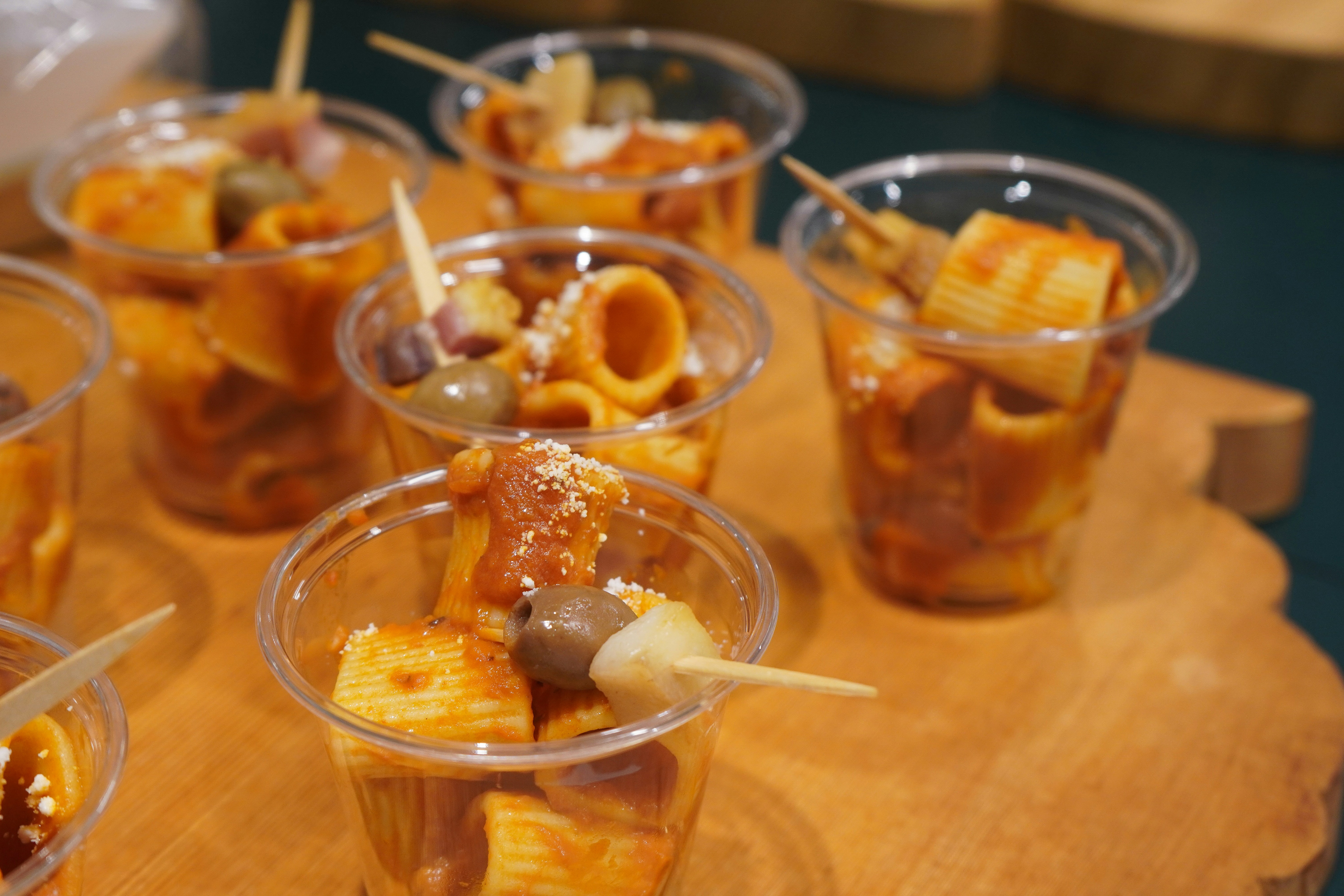 Kleine Tassen Pasta mit Tomatensoße und Oliven