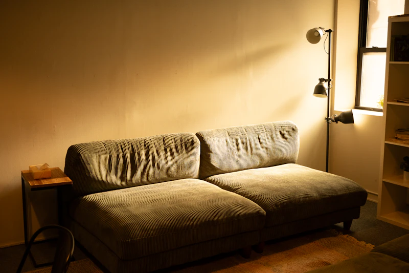 Wohnzimmer im warmen Licht einer Lampe