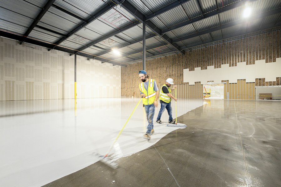 Công nhân thi công sơn sàn epoxy nhà xưởng - sơn epoxy lỗ kim