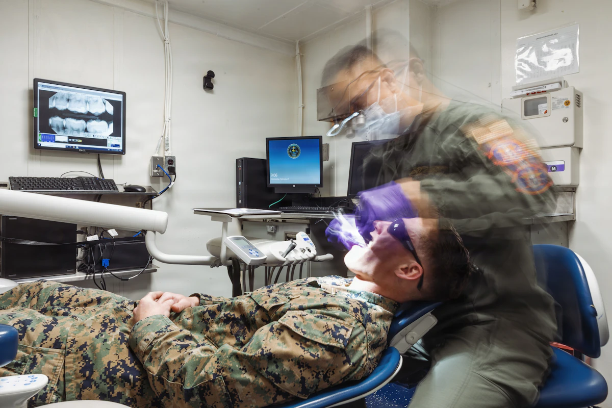 İllüstratif görsel: Dentist examining patient's teeth with dental tools.