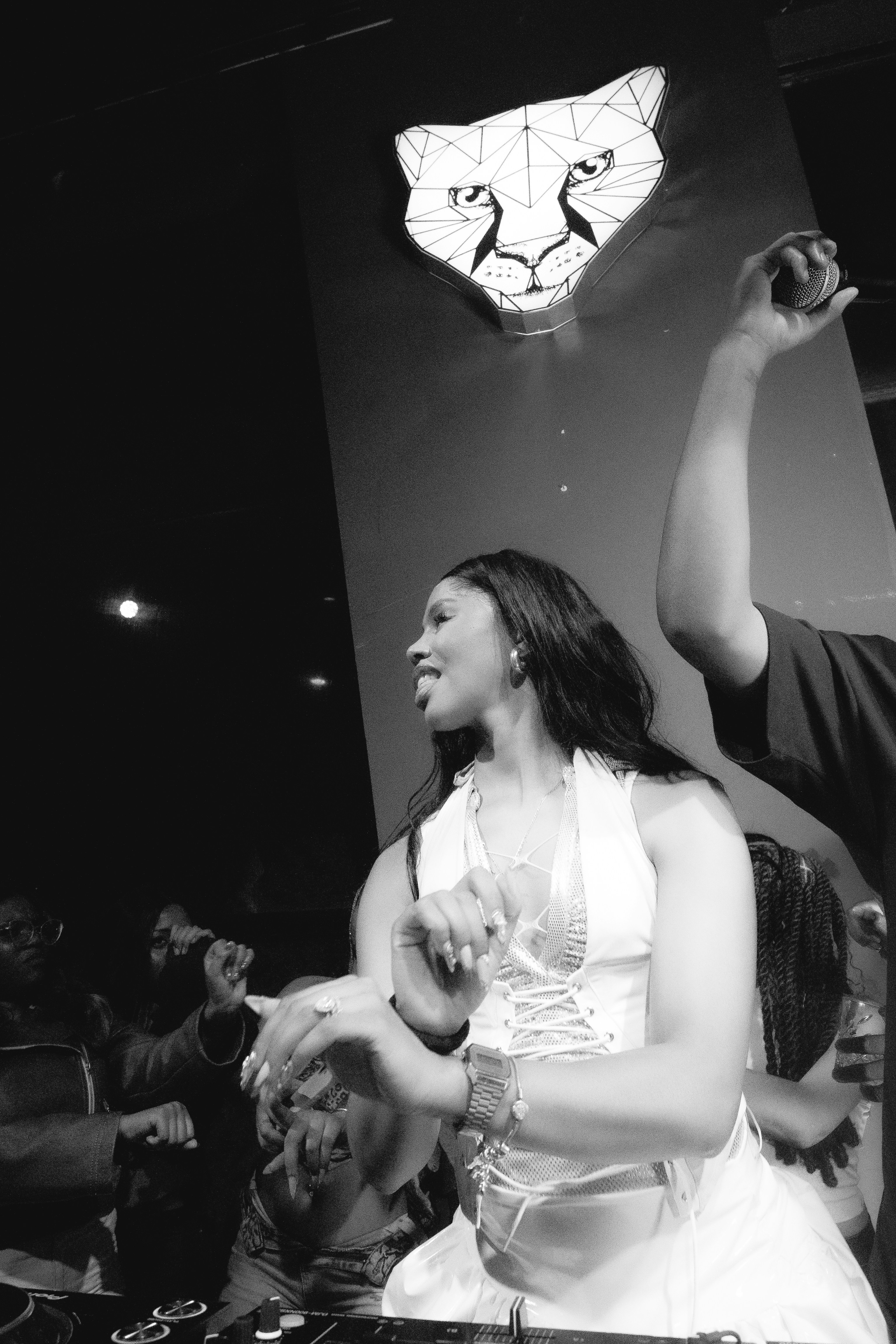 Seorang wanita menari di bawah kepala cheetah geometris