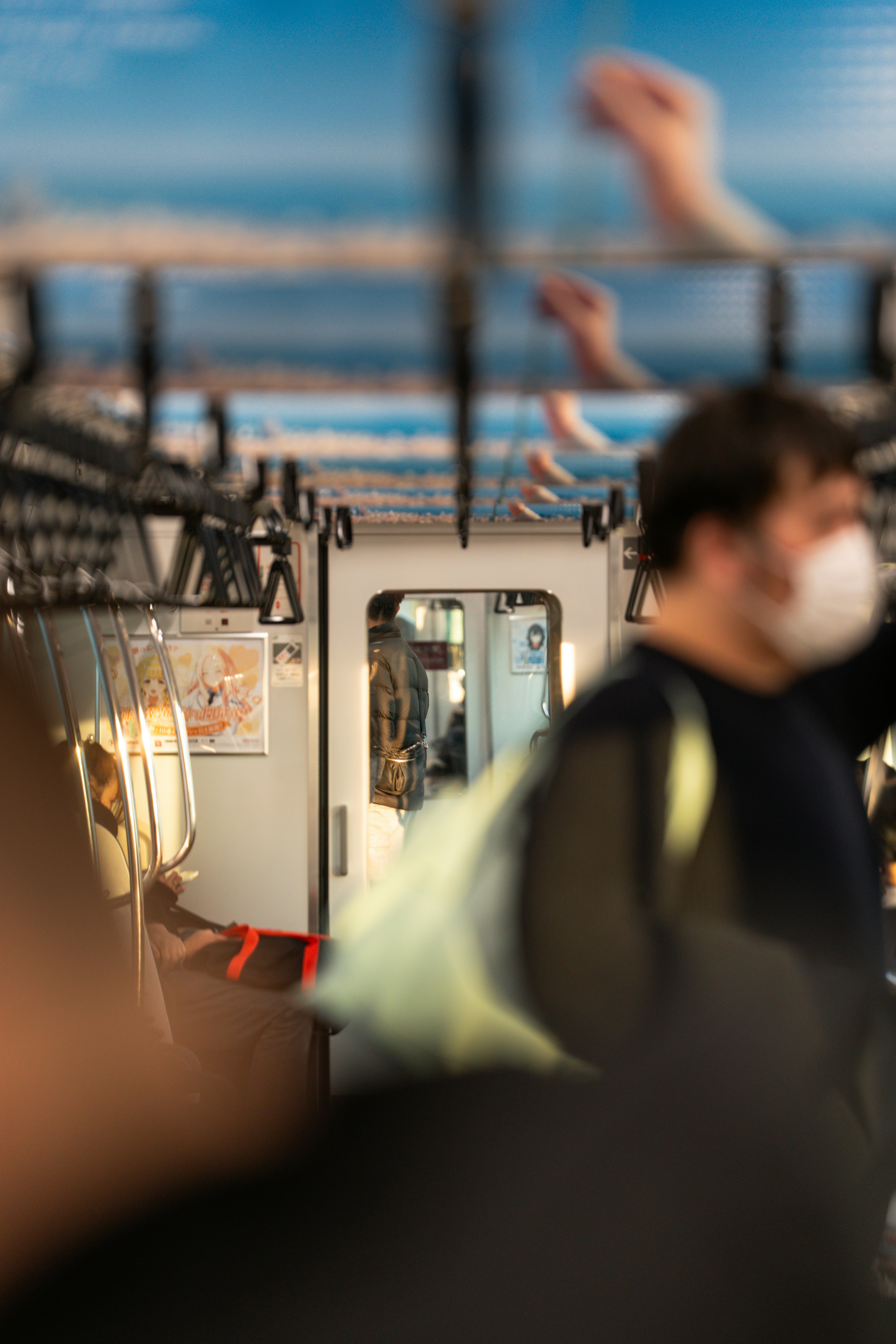 Mann mit Maske im überfüllten Zug