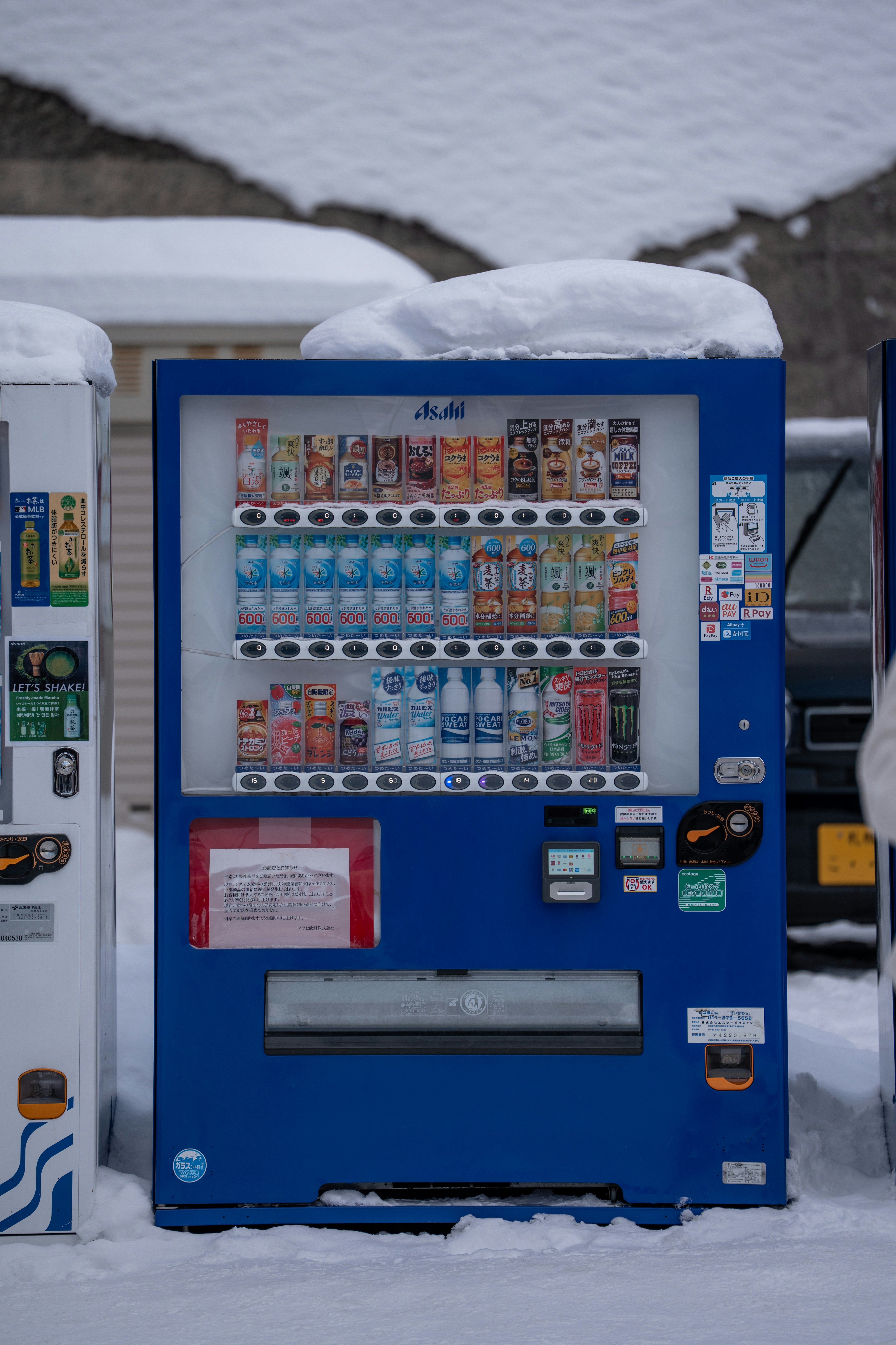 Ein blauer Automat im Schnee