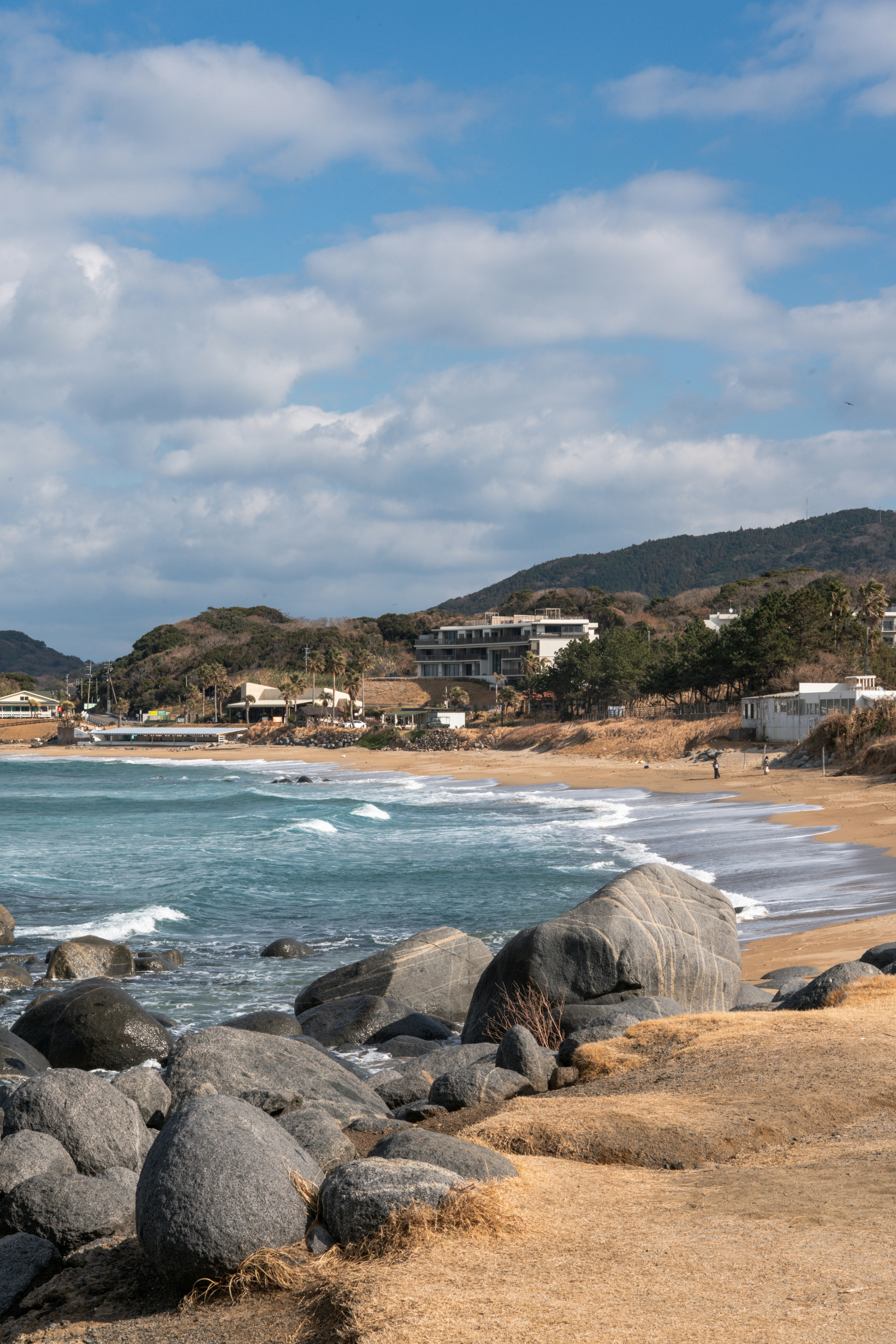 Küstenlandschaft mit Wellen, die gegen das Ufer schlagen.