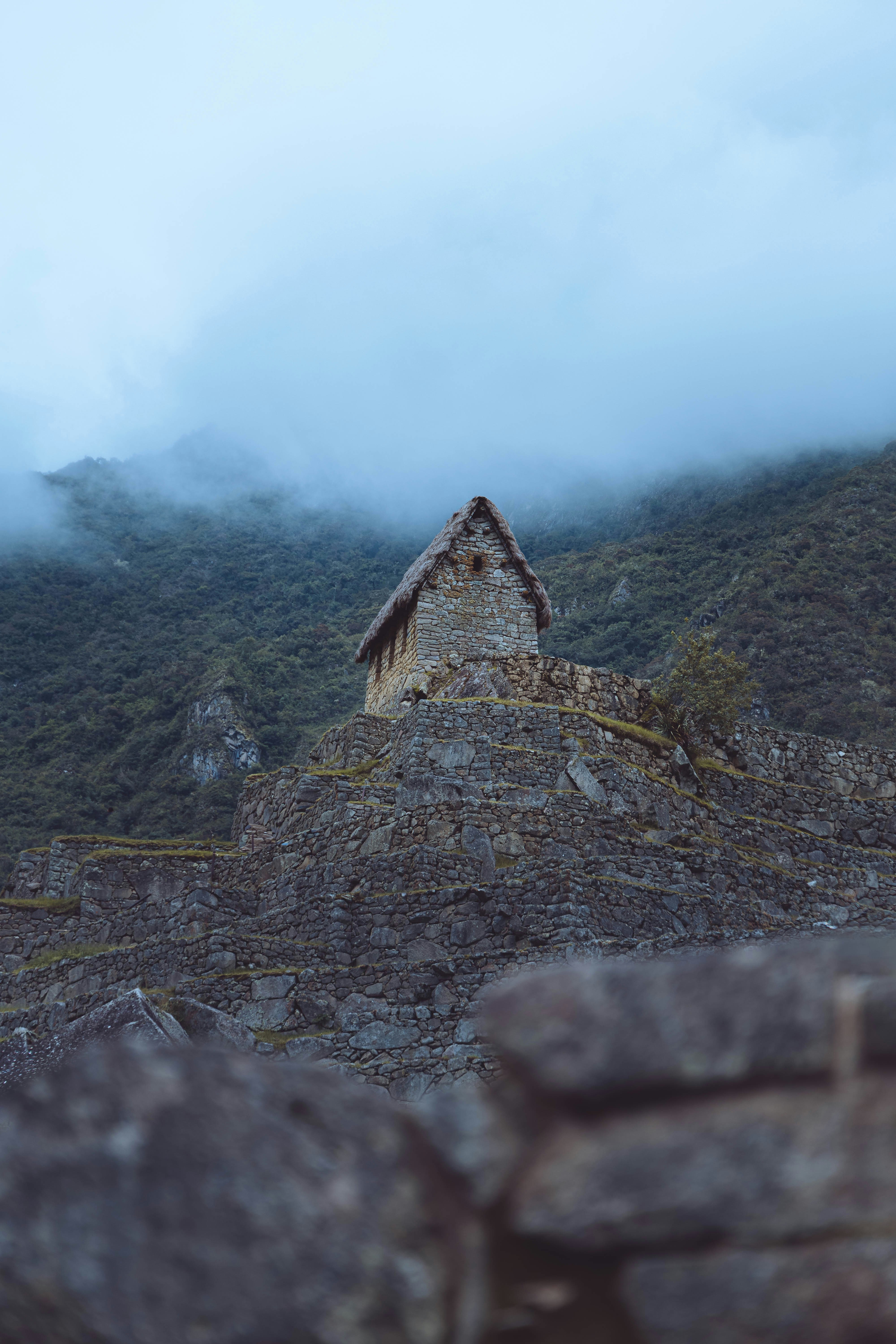 Antike Steinstruktur auf einem nebligen Berggipfel