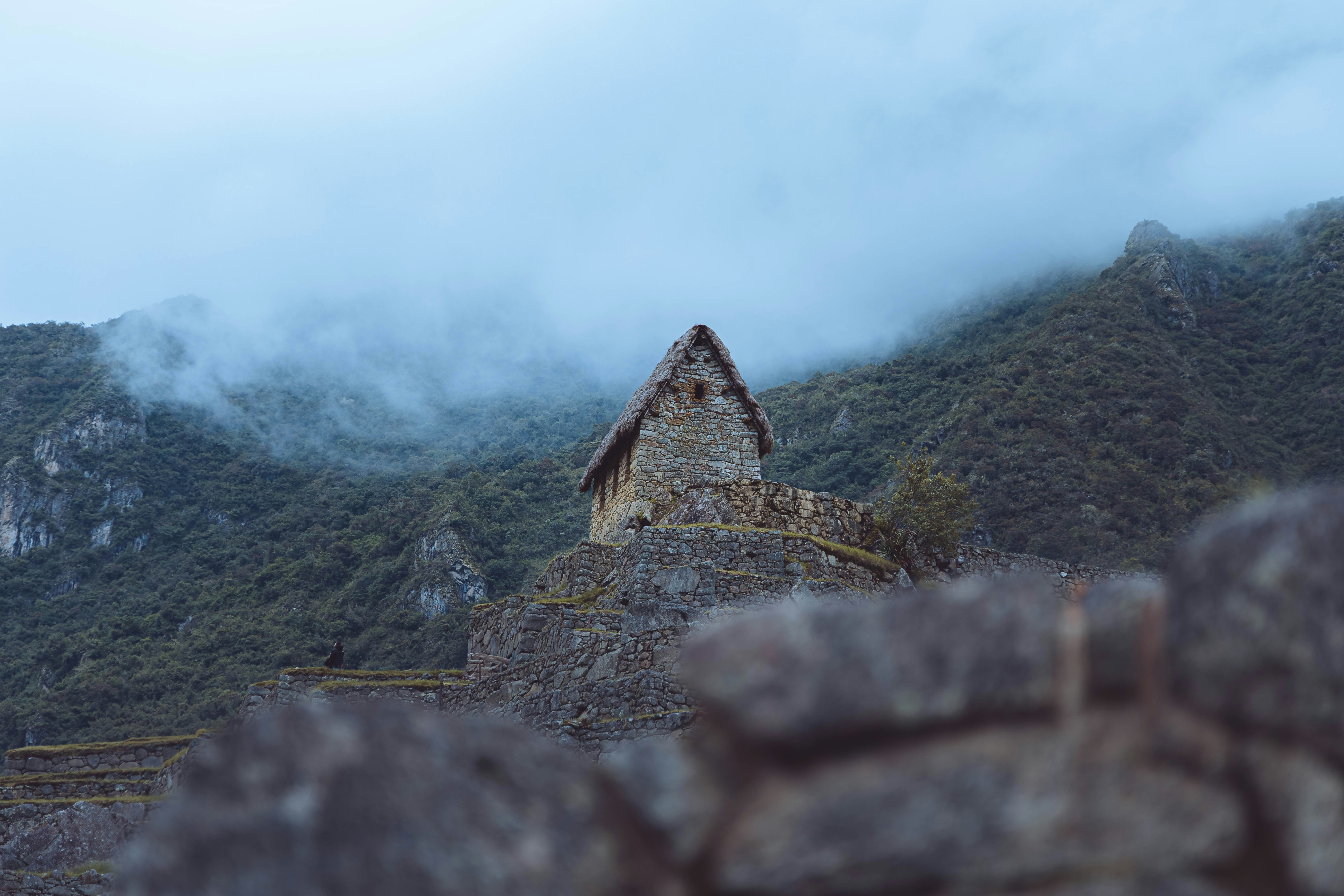 Antike Steinstruktur an einem nebligen Berghang