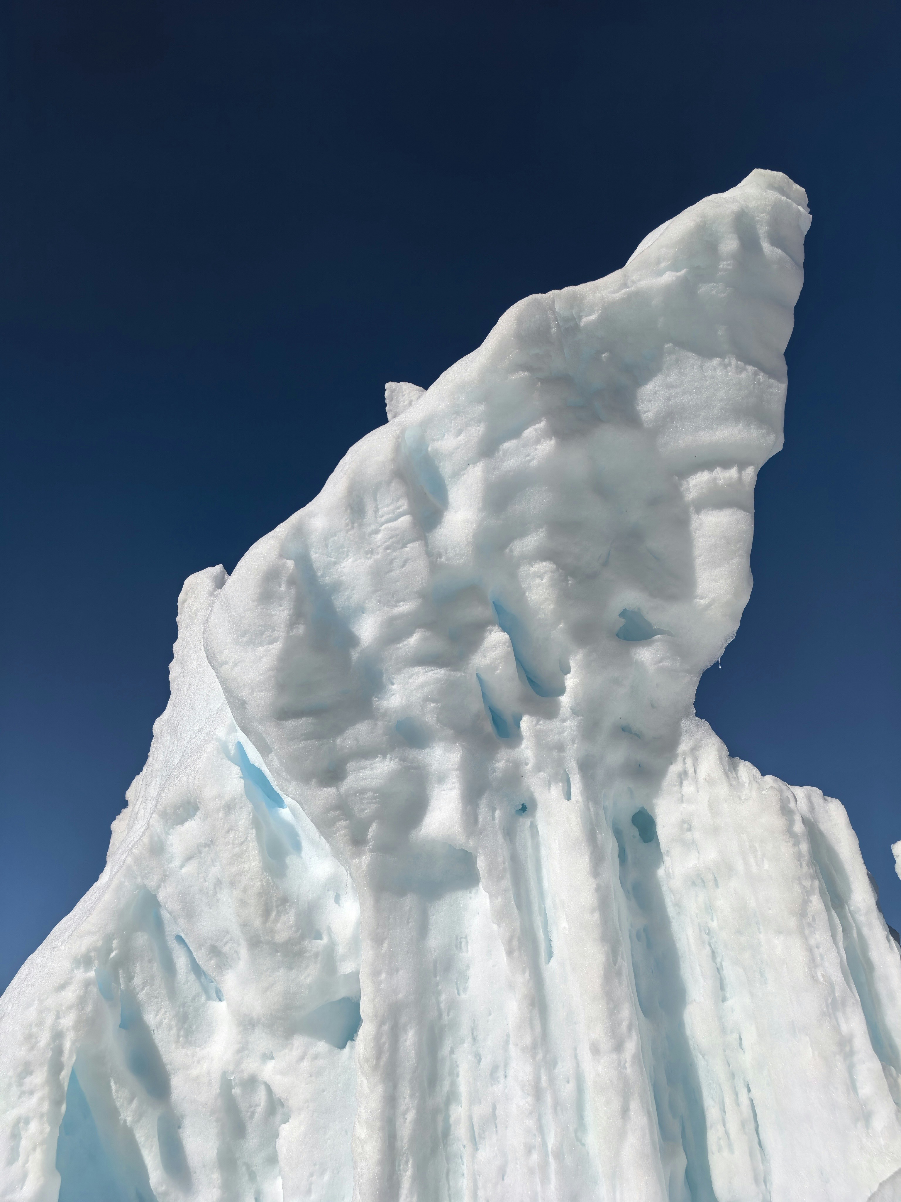 青空が広がるそびえ立つ氷山