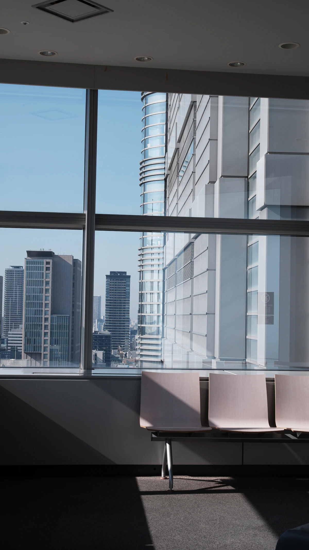 Fenêtres d'un immeuble de bureaux donnant sur la ville