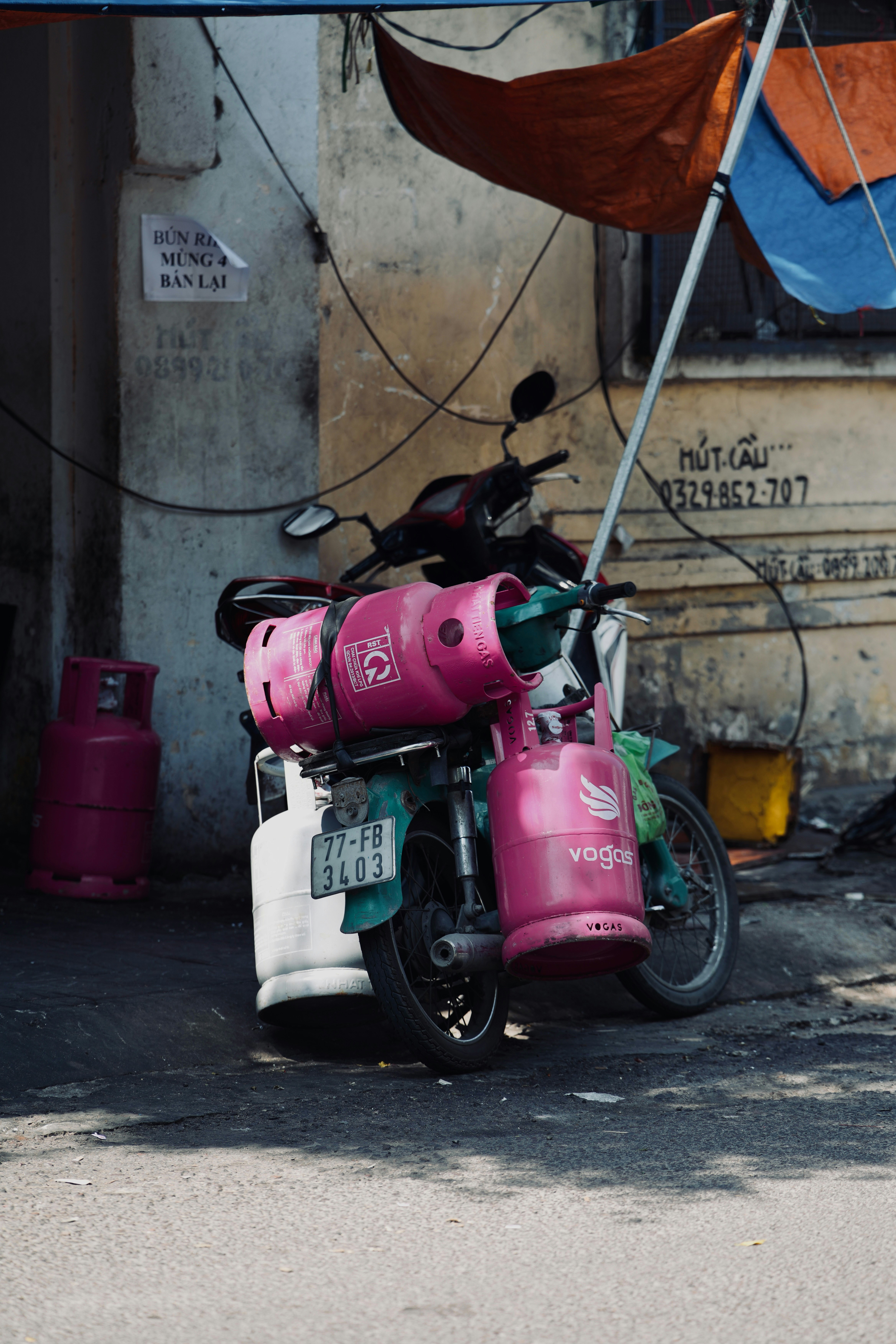Motorrad mit rosa Benzintanks auf der Straße