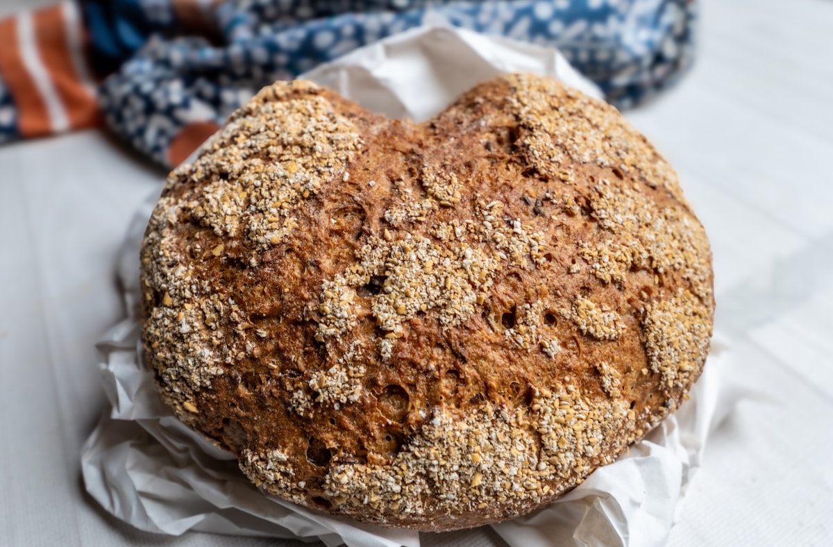 다양한 씨앗이 올라간 통곡물 빵 한 덩이