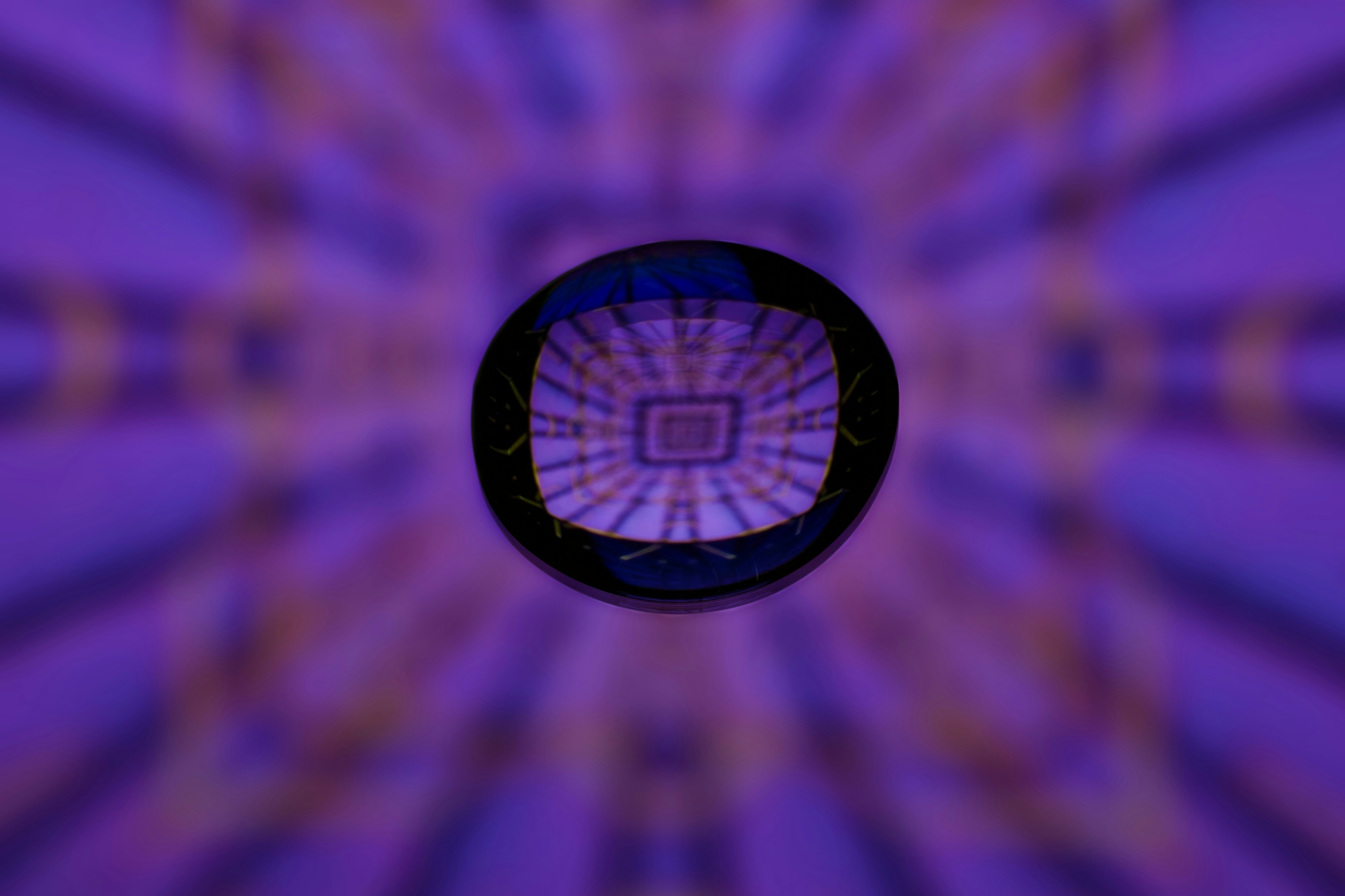 水滴越しに見える抽象的な紫色の模様