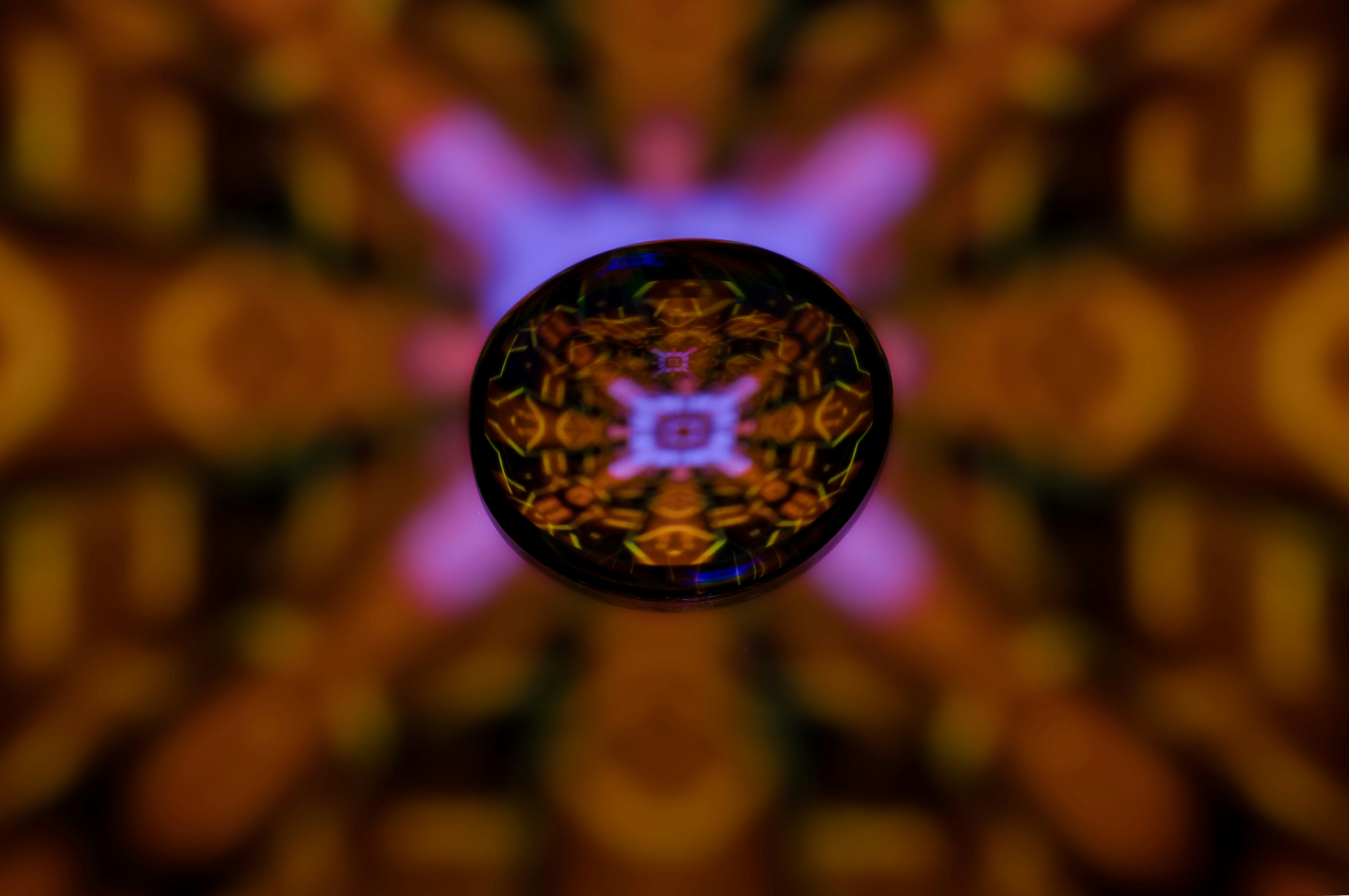 紫色の輝きを放つ抽象的な円形模様