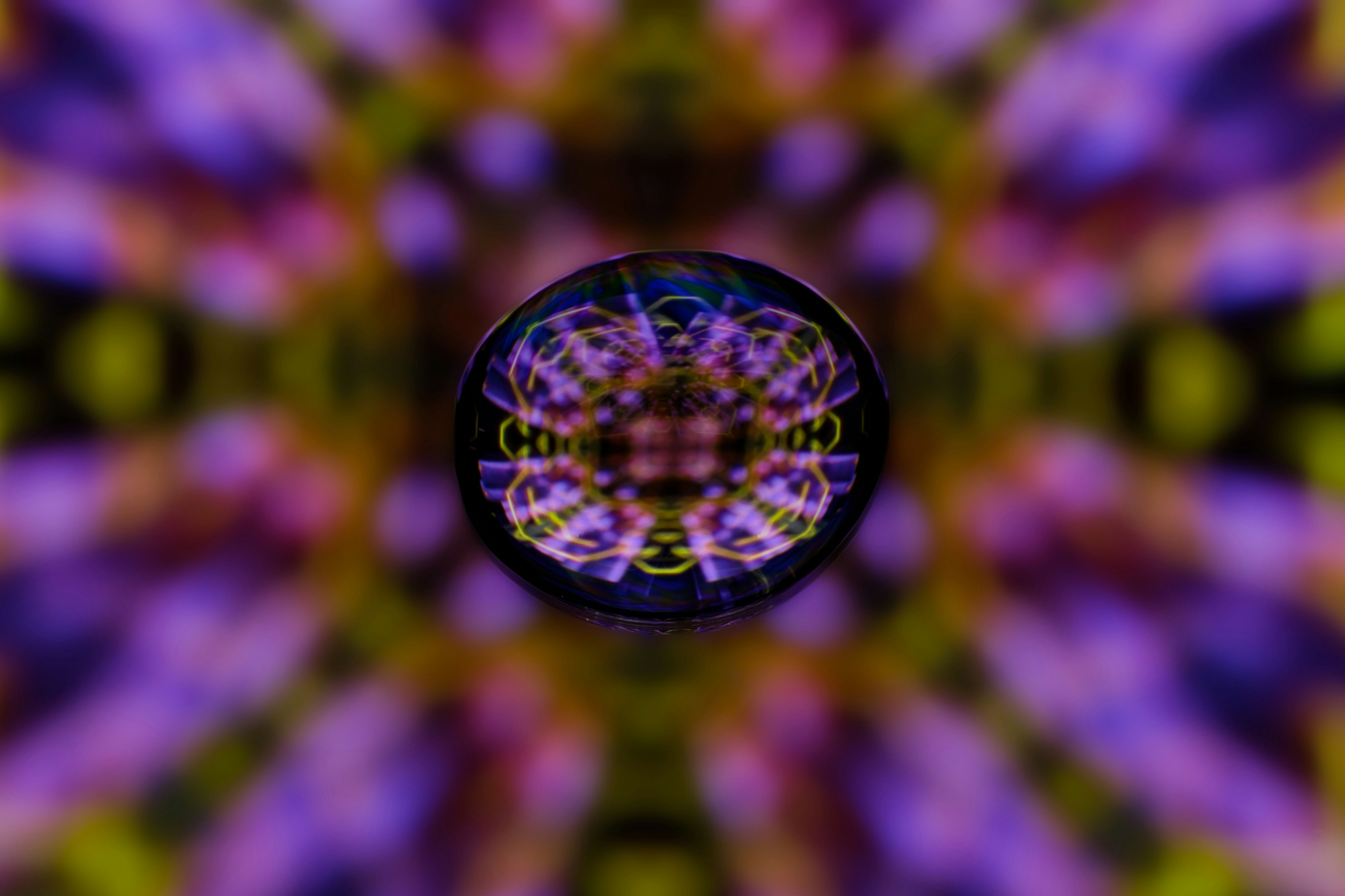 抽象的な紫と黄色のフラクタルパターン