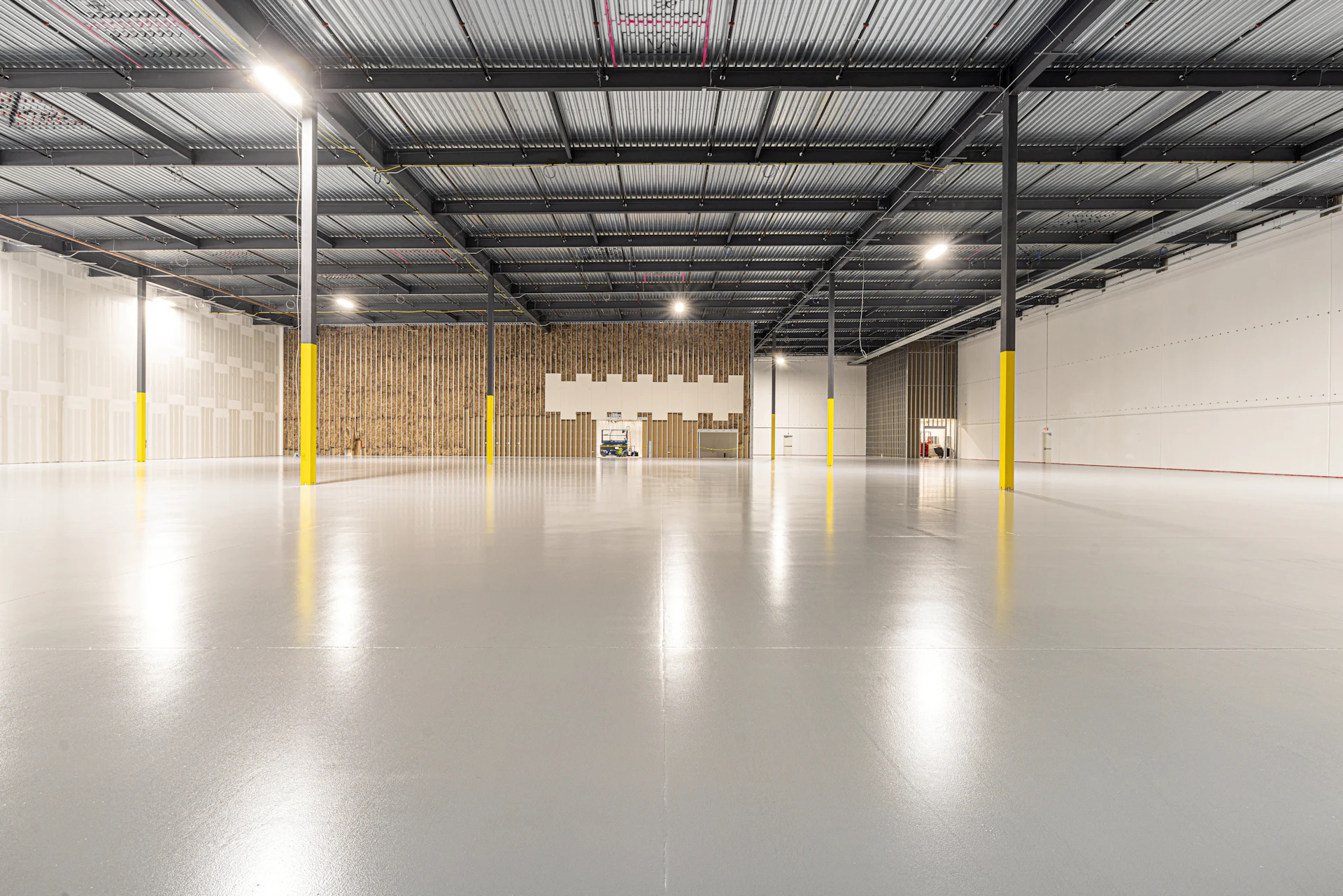 Spacious empty warehouse unit ready for fit-out — Warehouses in Ajman