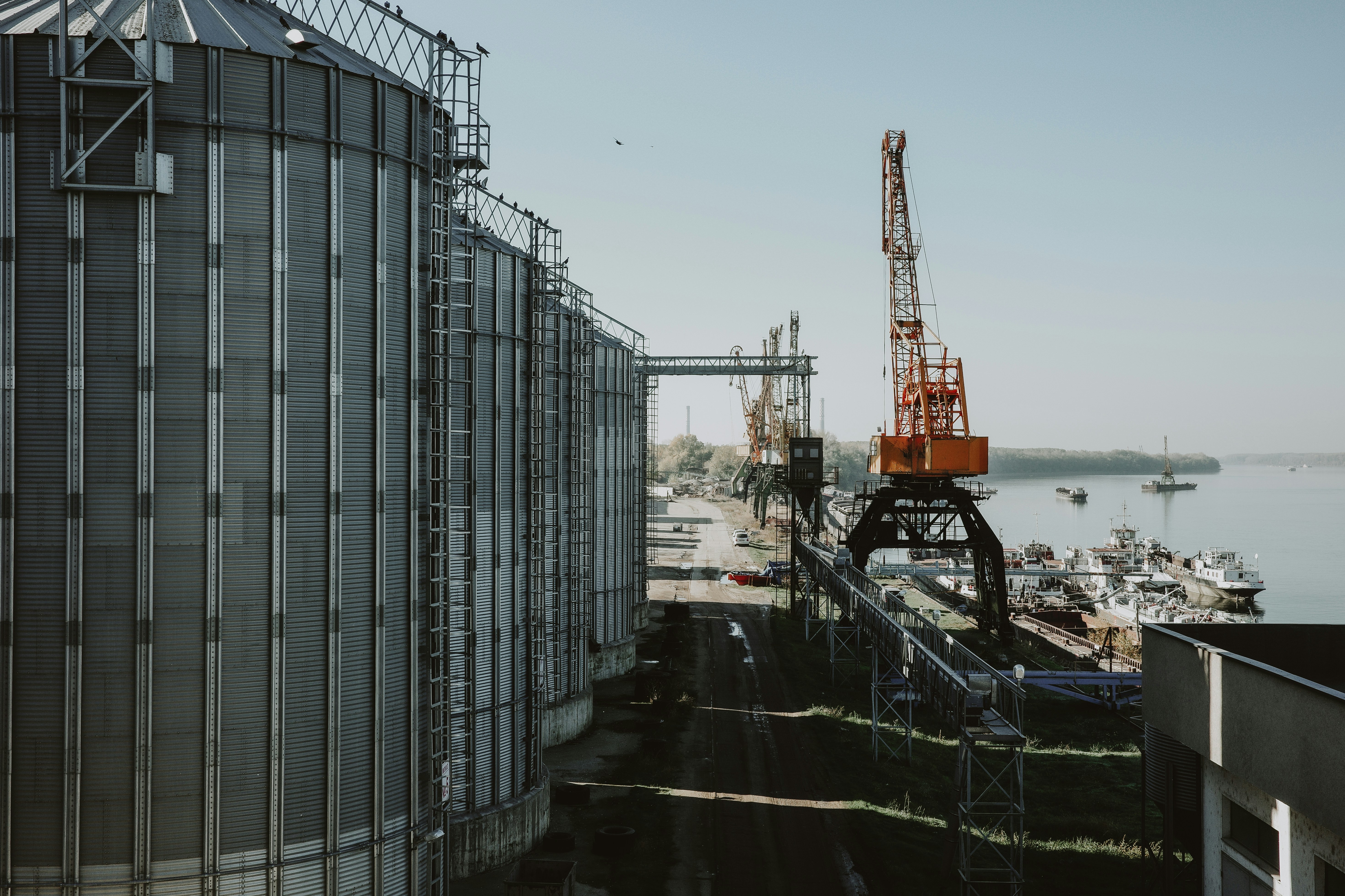 Kontener towarowy na nabrzeżu portu morskiego