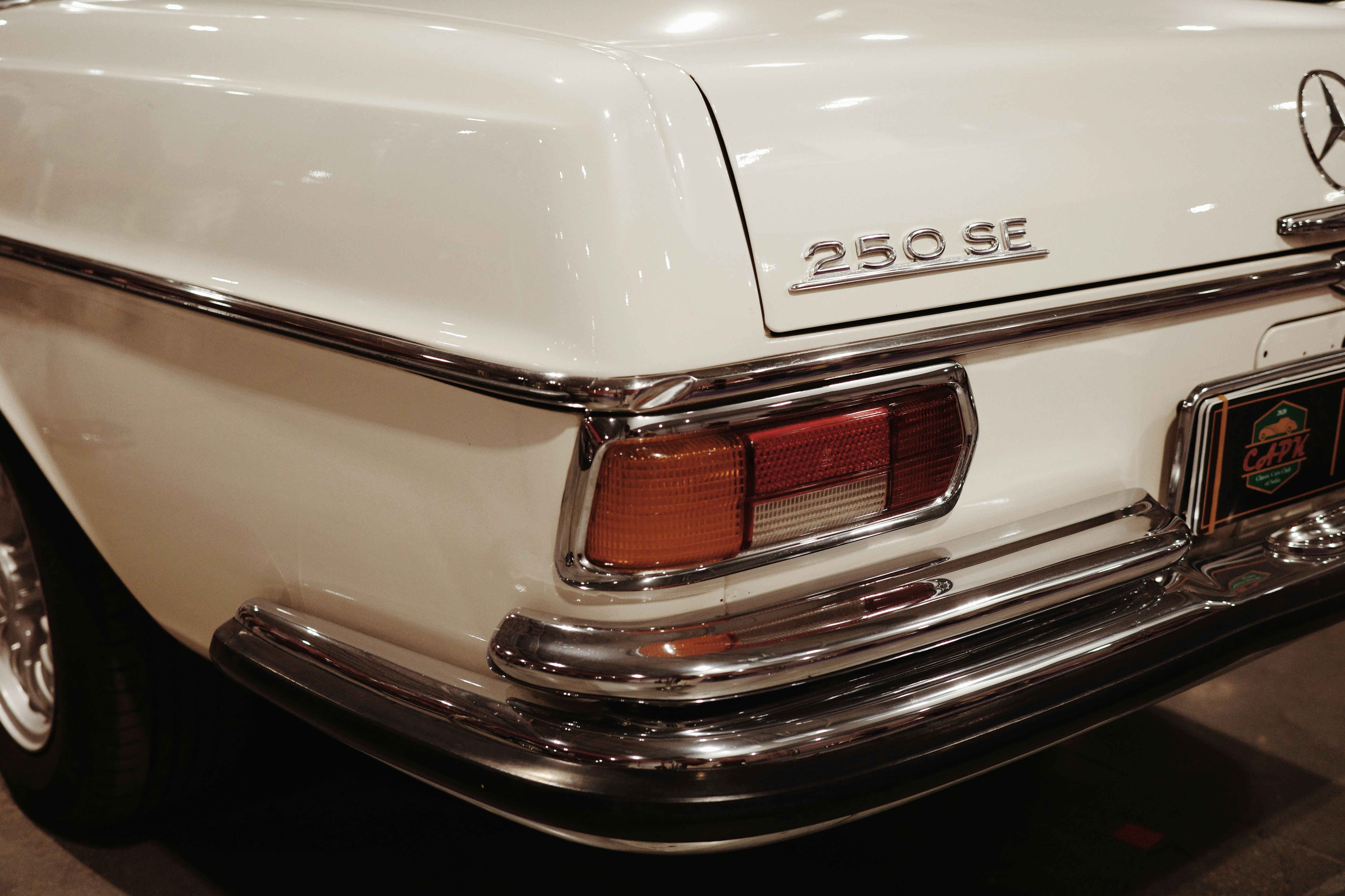 빈티지 흰색 메르세데스-벤츠 250 SE 클로즈업