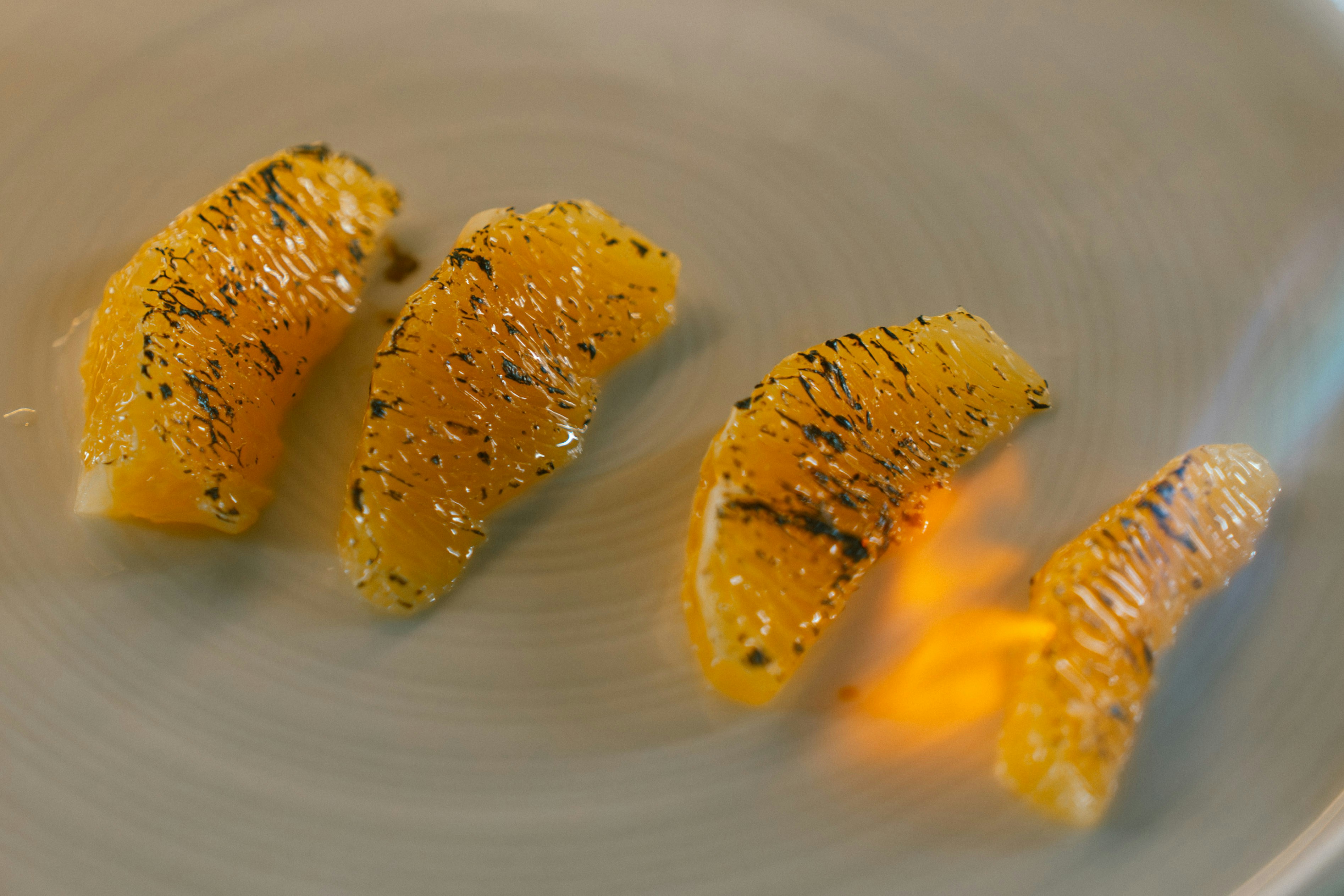 Panzanella z Opaloną Brzoskwinią i Vinaigrette z Marynowanego Pieprzu